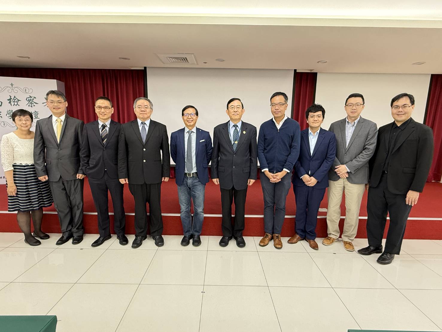 最高檢察署與經濟刑法學會昨共同主辦「國家安全與機密保護」學術與實務交流研討會，包括檢察總長邢泰釗及台大刑法權威教授林鈺雄與多位份量極重學者和國防部等官員均到場交換意見，研討會相當熱絡。（讀者提供）