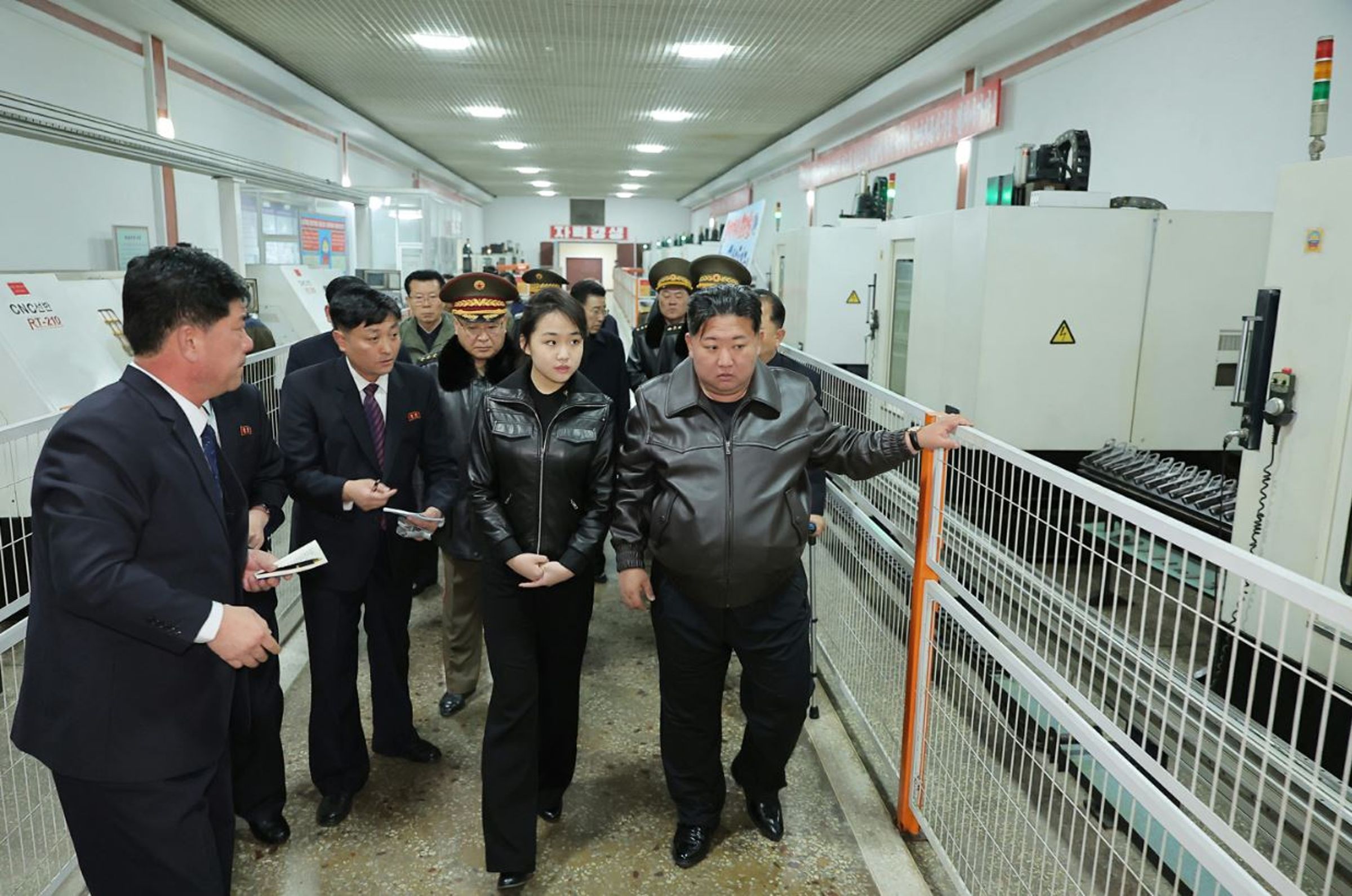 金主愛跟爸爸金正恩一起視察軍工廠。(翻攝《朝中社》)