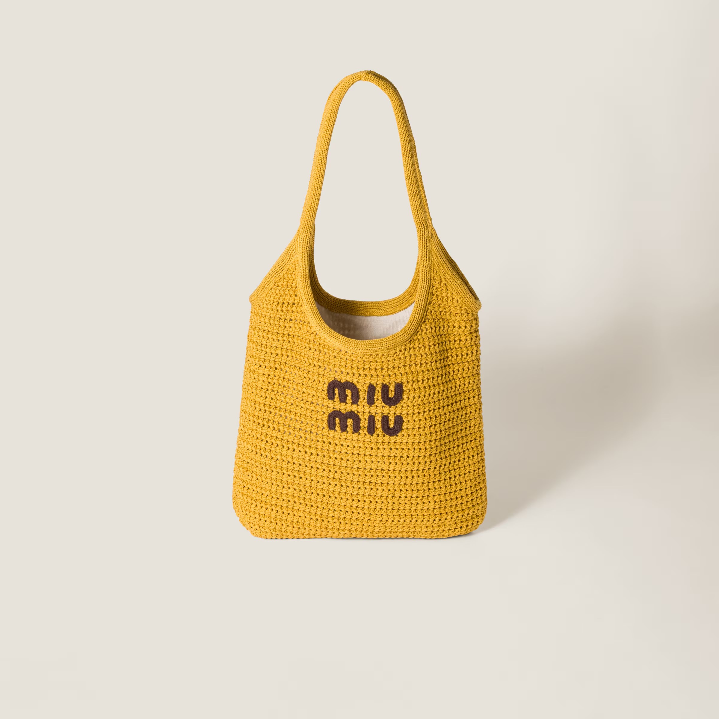 編織肩背包。NT$64,000(Miu Miu提供)