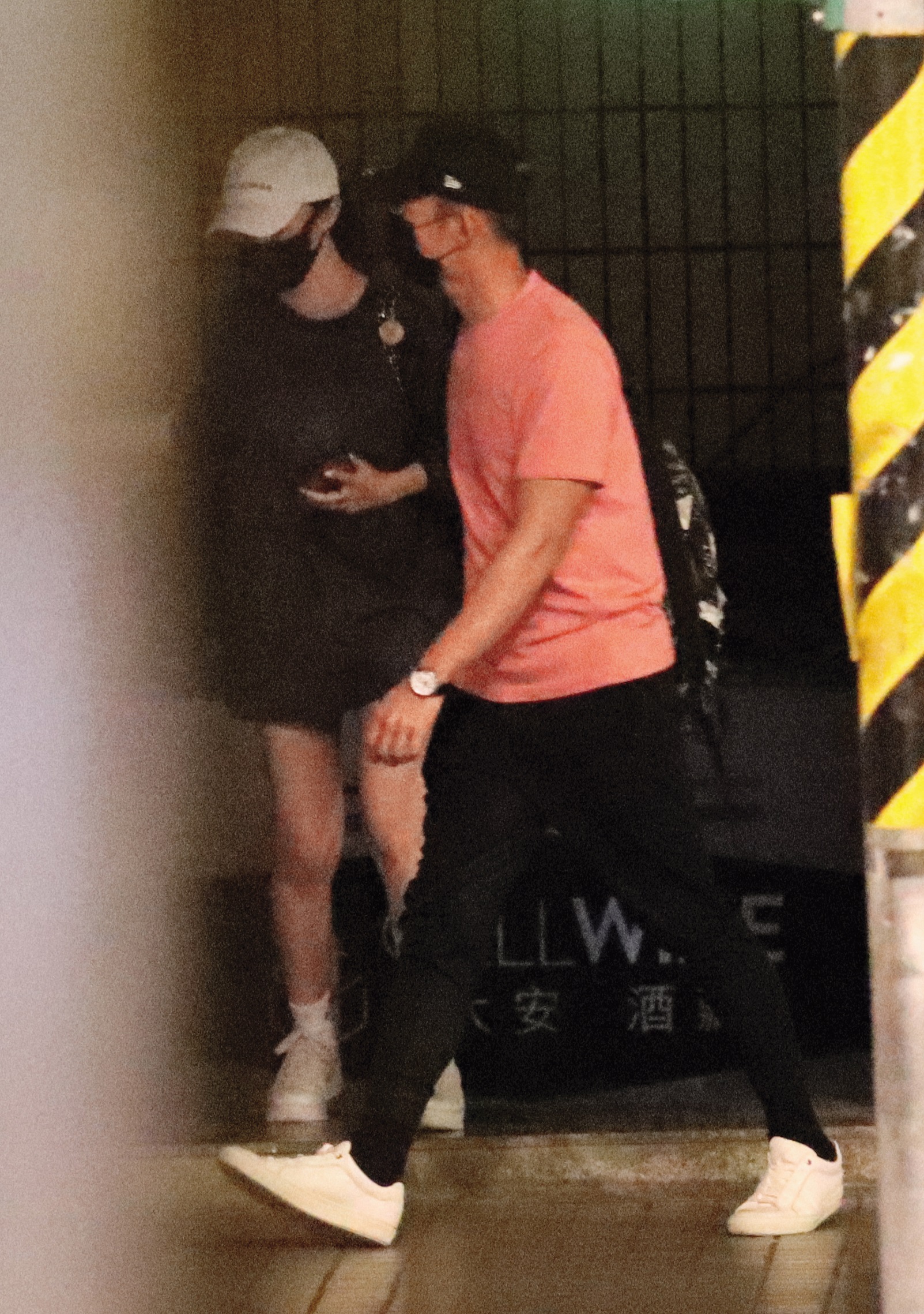 2022年温昇豪（右）和李杏（左）曾被本刊直擊，酒局後一同回女方家。