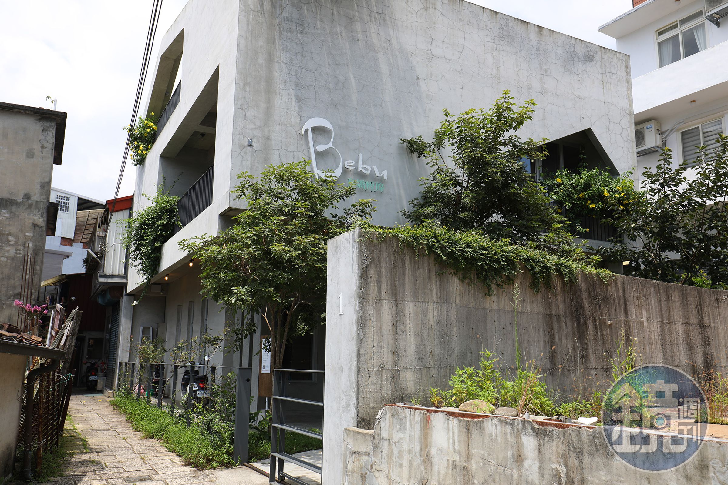 「Bebu春嬌粄條」座落北埔老街旁安靜巷弄,是一間開在獨棟清水模建築內的客家餐廳。