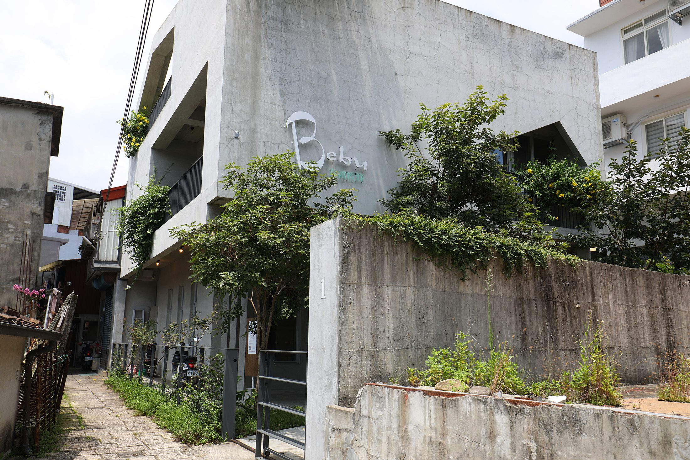 「Bebu春嬌粄條」座落北埔老街旁安靜巷弄,是一間開在獨棟清水模建築內的客家餐廳。