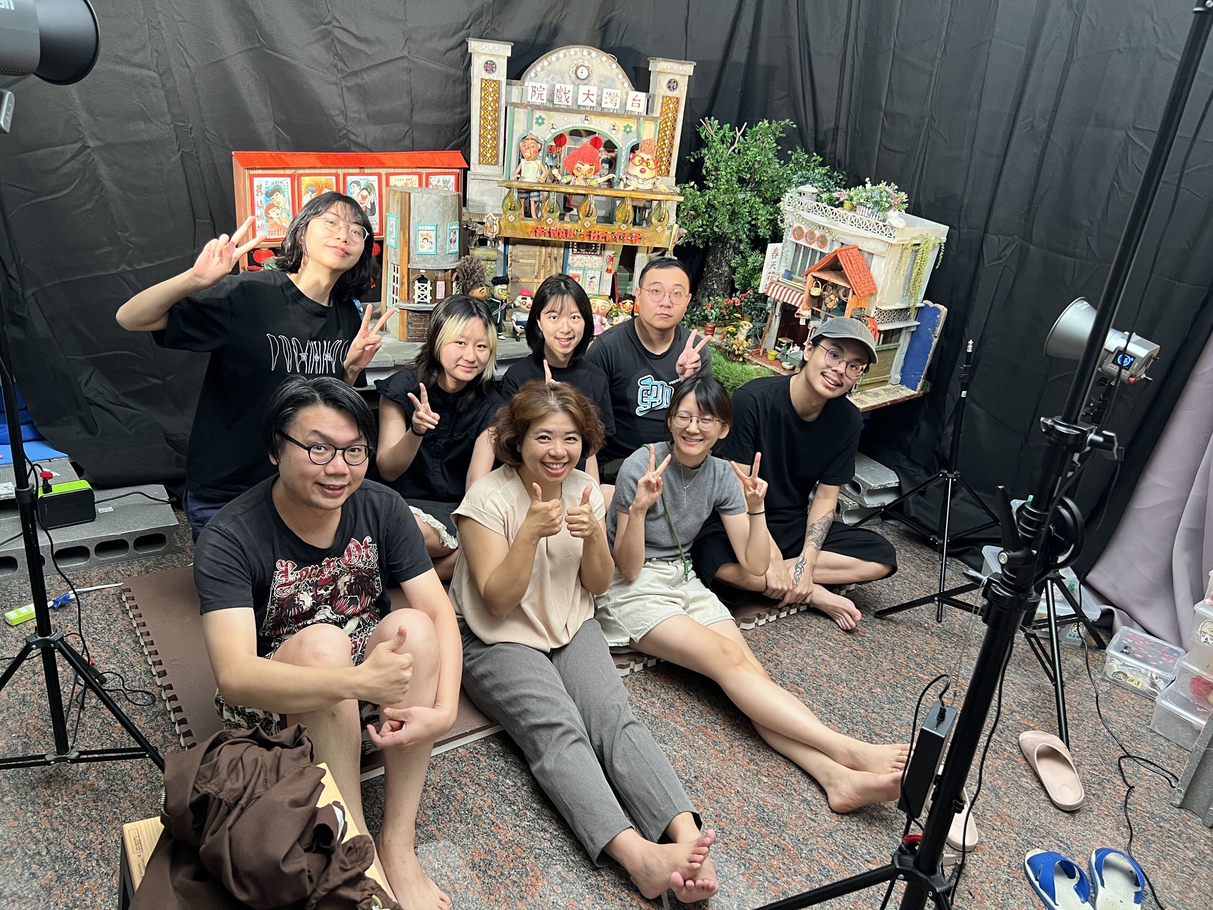 黃勻弦（前排左二）率動畫團隊，以手作人偶傳遞溫暖人情，引起跨世代觀眾共鳴。（小公視提供）  
