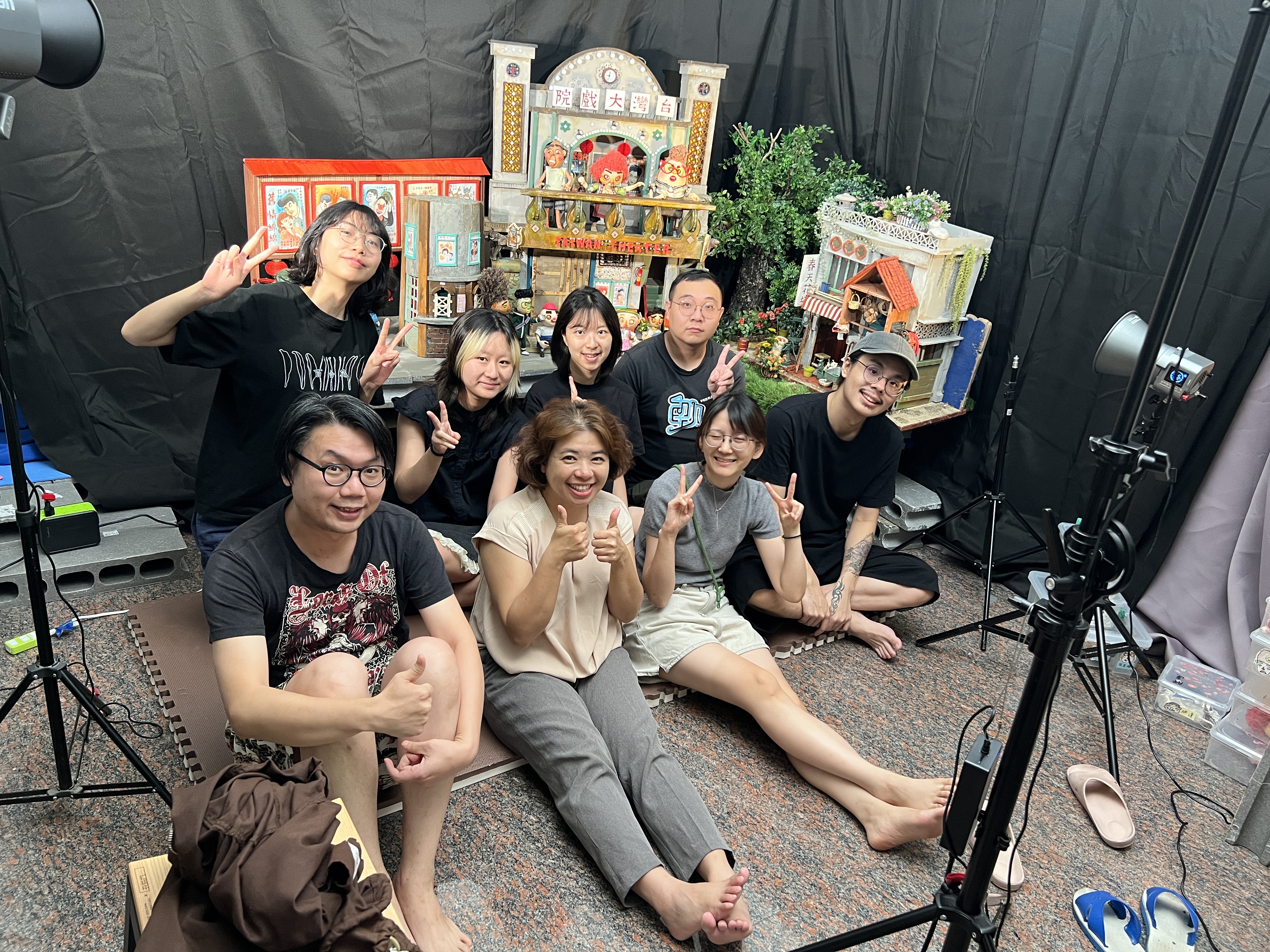 黃勻弦（前排左二）率動畫團隊，以手作人偶傳遞溫暖人情，引起跨世代觀眾共鳴。（小公視提供）  
