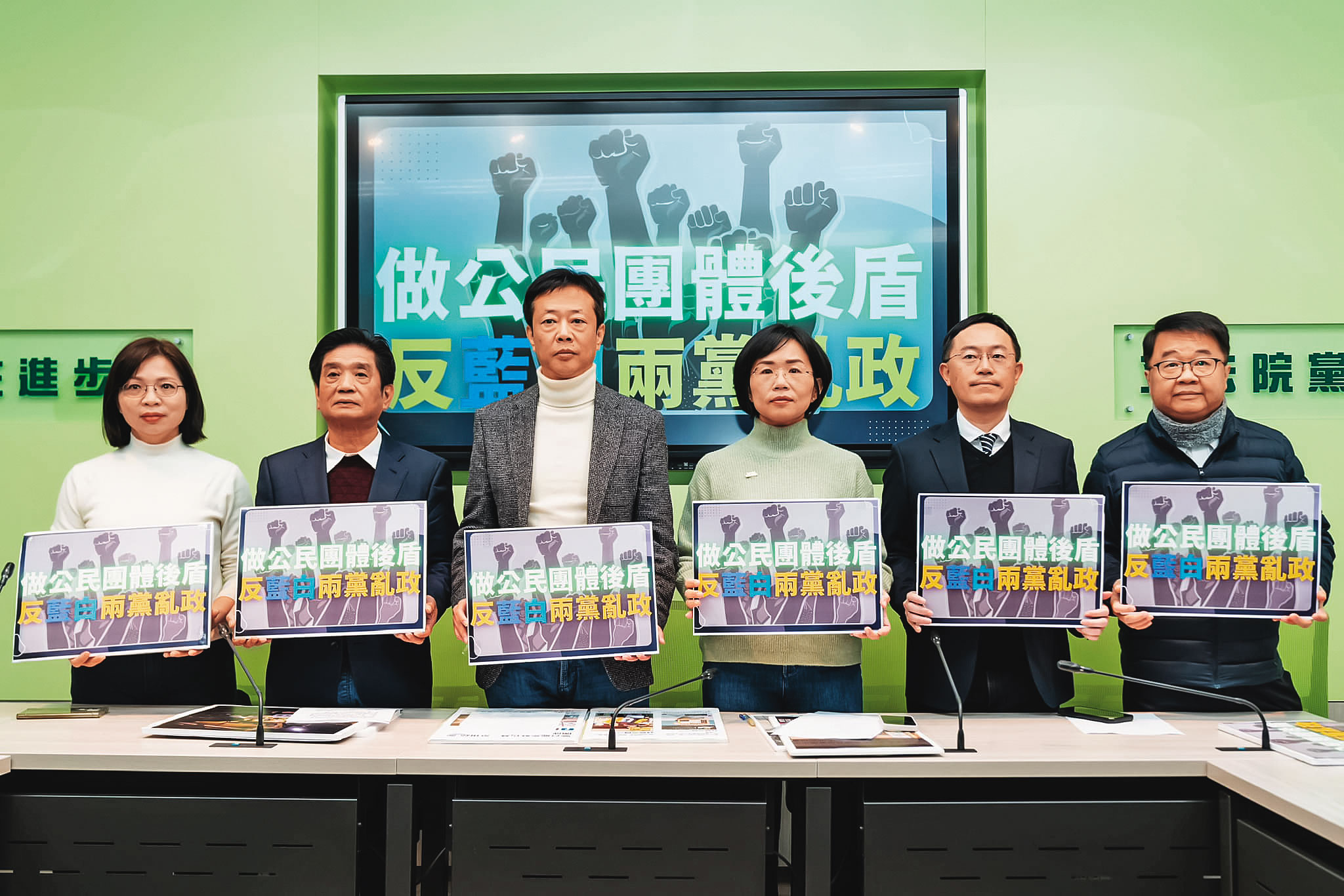 民進黨新北、台南立委都聯合舉行記者會反惡罷。（翻攝蘇巧慧臉書）