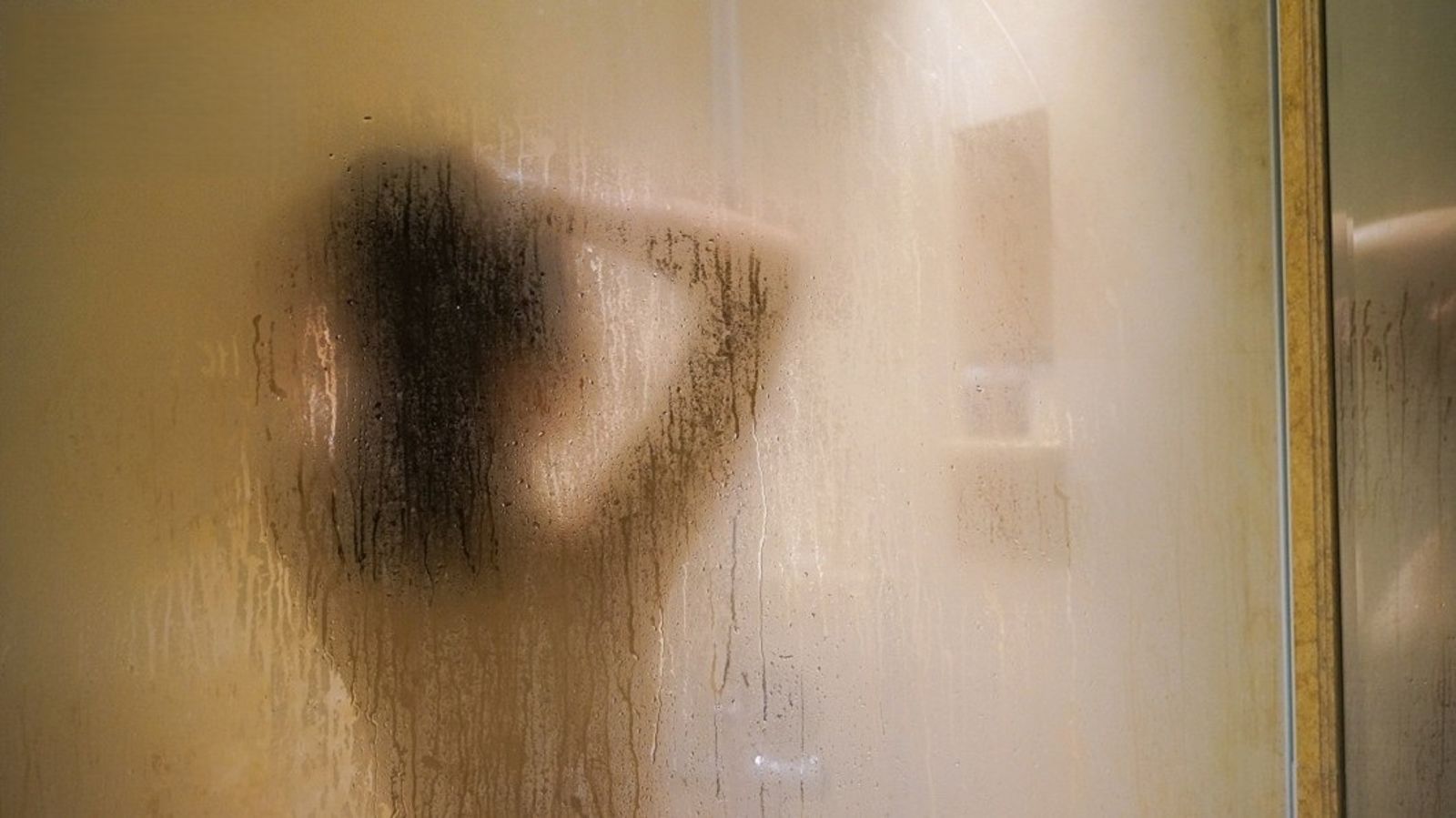 高雄大寮一名色繼父透過浴室門縫欲偷拍繼女全裸照。示意圖
