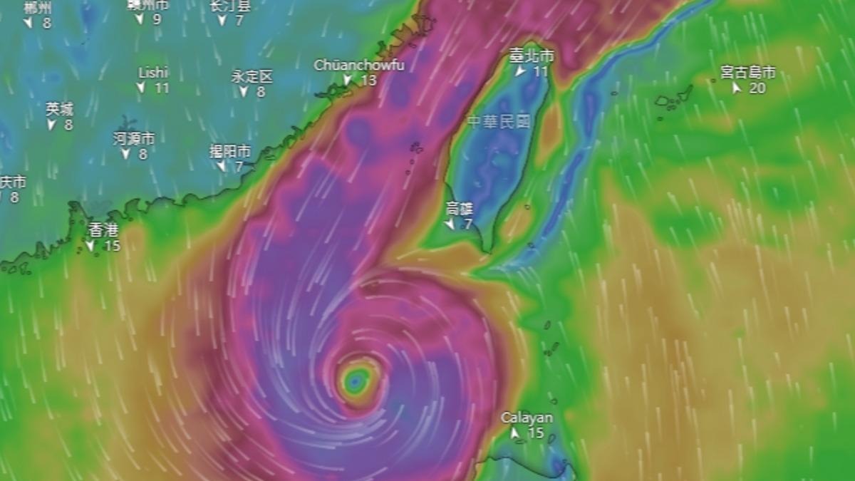 鳳凰路徑南修，專家預估有6縣市放颱風假機率高。（翻攝自windy）