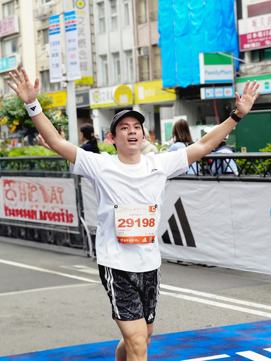 一開始訓練林柏宏僅跑4公里就筋疲力盡,但在3個月備賽下順利跑完全程。(adidas提供)