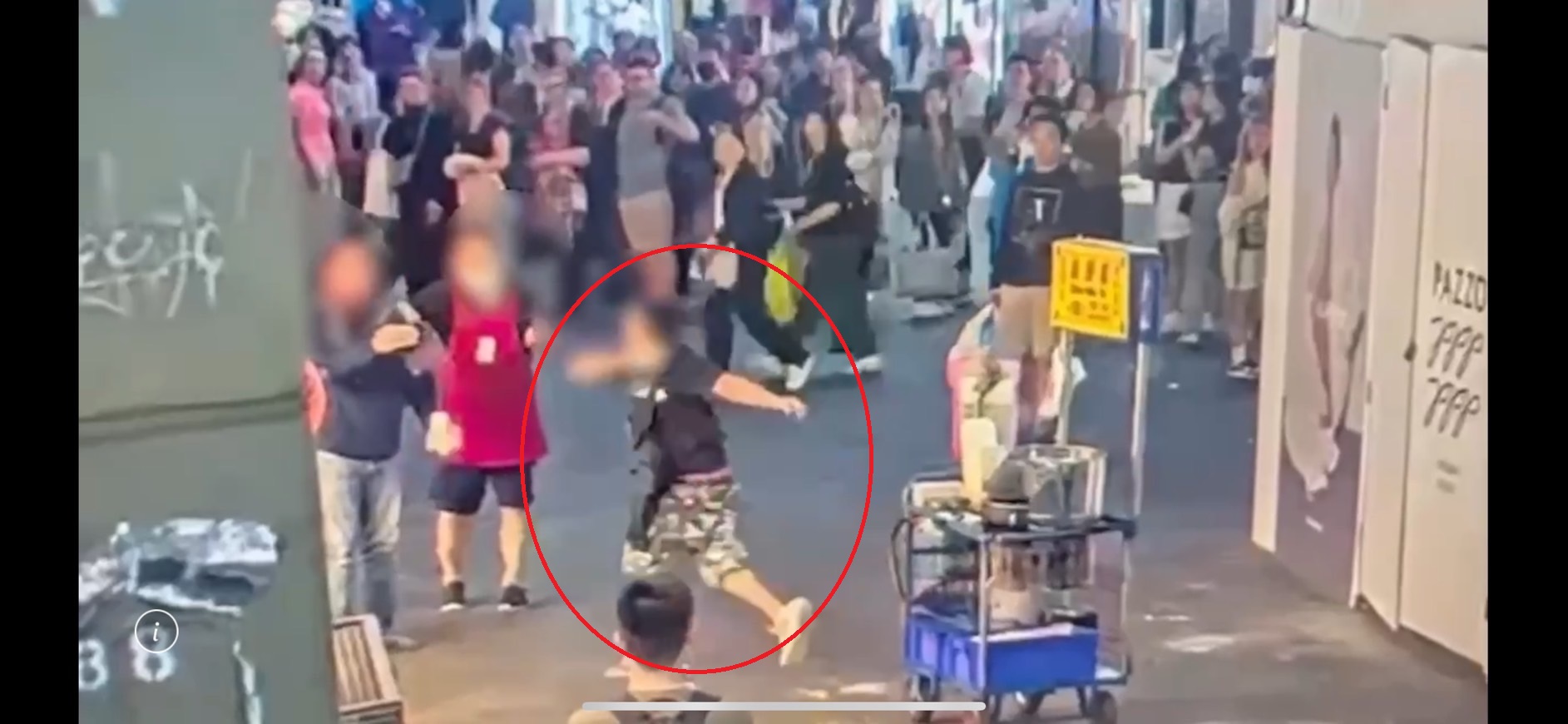 臭豆腐趙姓攤商不滿被撞，竟持臭豆腐鐵夾衝上前找黃男理論、攻擊。（翻攝畫面）