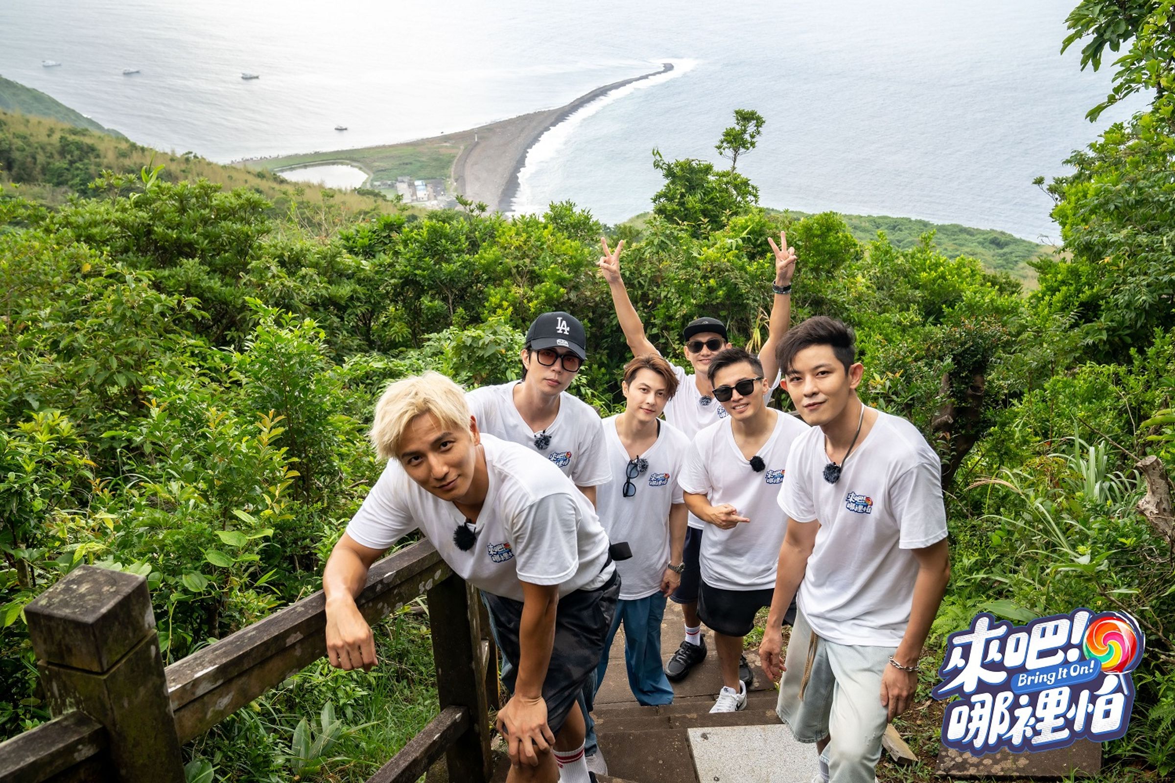 昔日棒棒堂成員合體，為了《來吧！哪裡拍》到龜山島出外景。（TVBS提供）