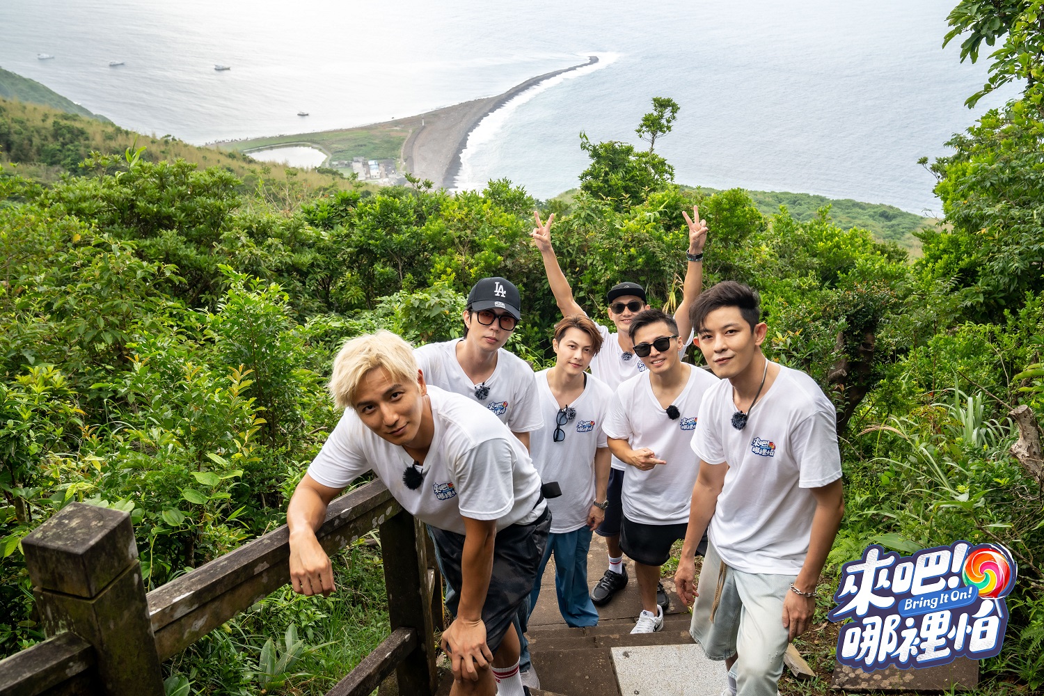 昔日棒棒堂成員合體，為了《來吧！哪裡拍》到龜山島出外景。（TVBS提供）