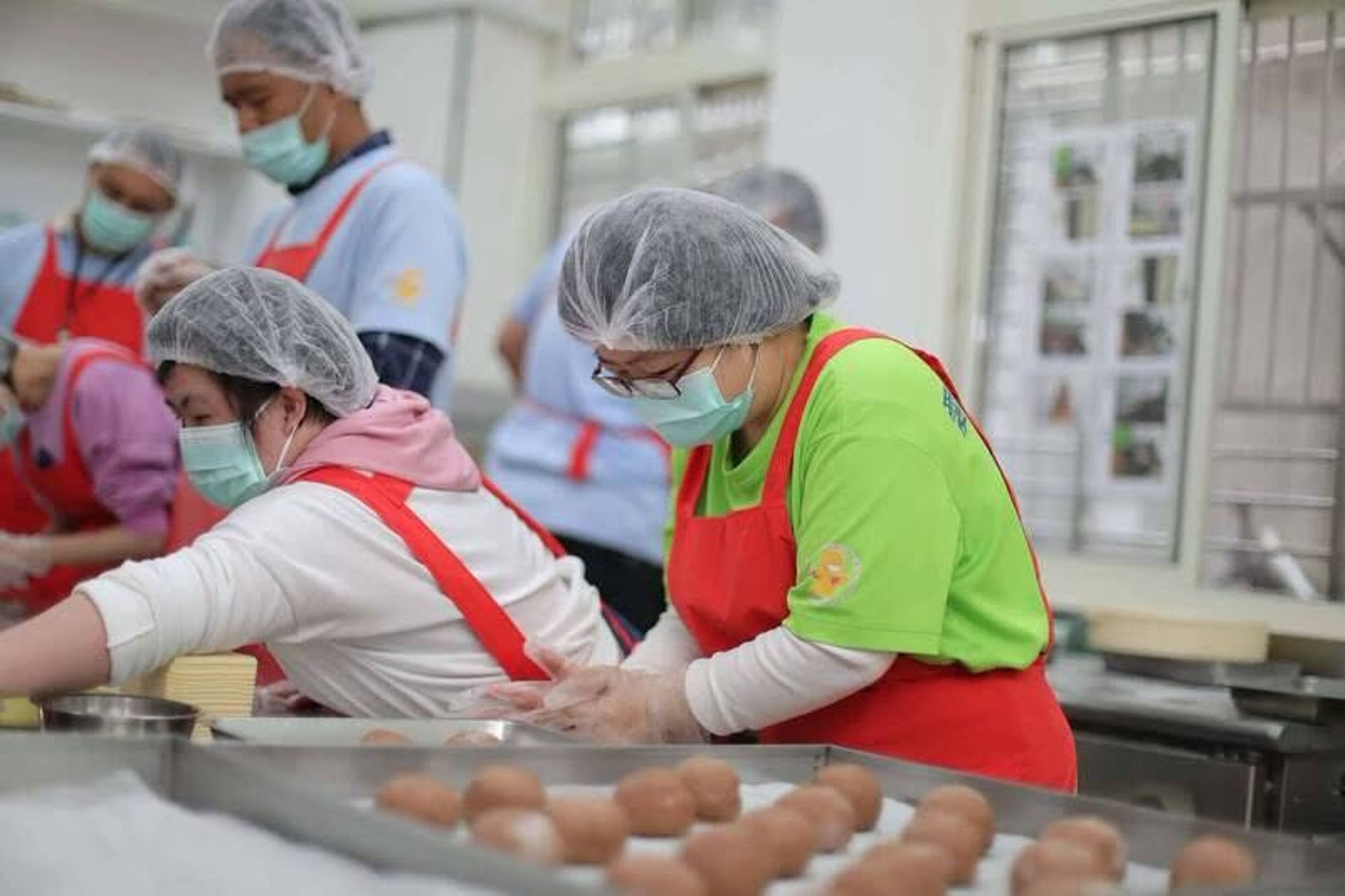 翁曉玲刪凍國務機要費預算,影響庇護工場中秋禮盒採購。(翻攝自臉書何穎怡的大耳朵)
