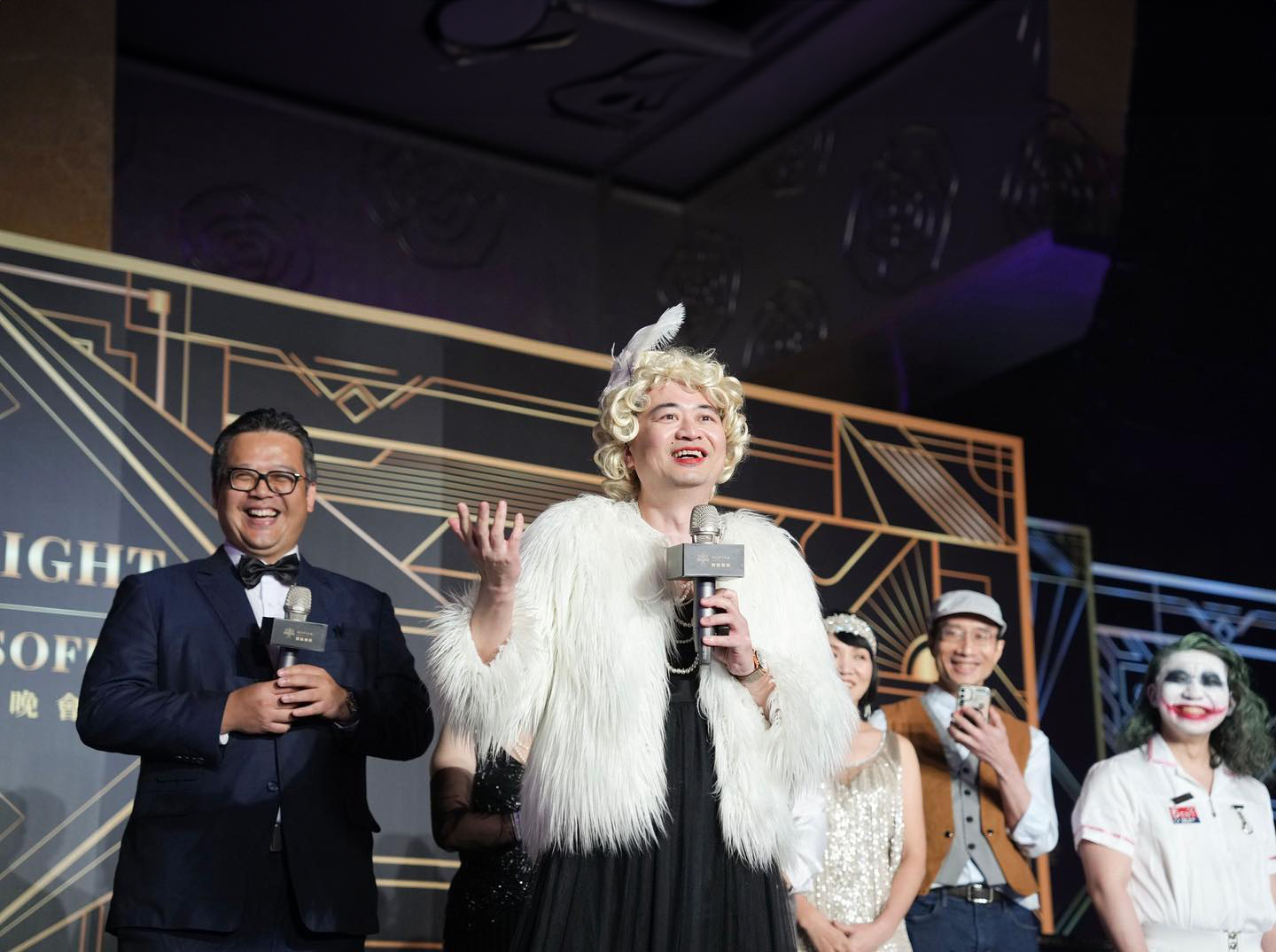 蘇怡寧（左二）在員工同歡的「忘年會」穿上女裝造型，笑翻同事。（翻攝自蘇怡寧IG）