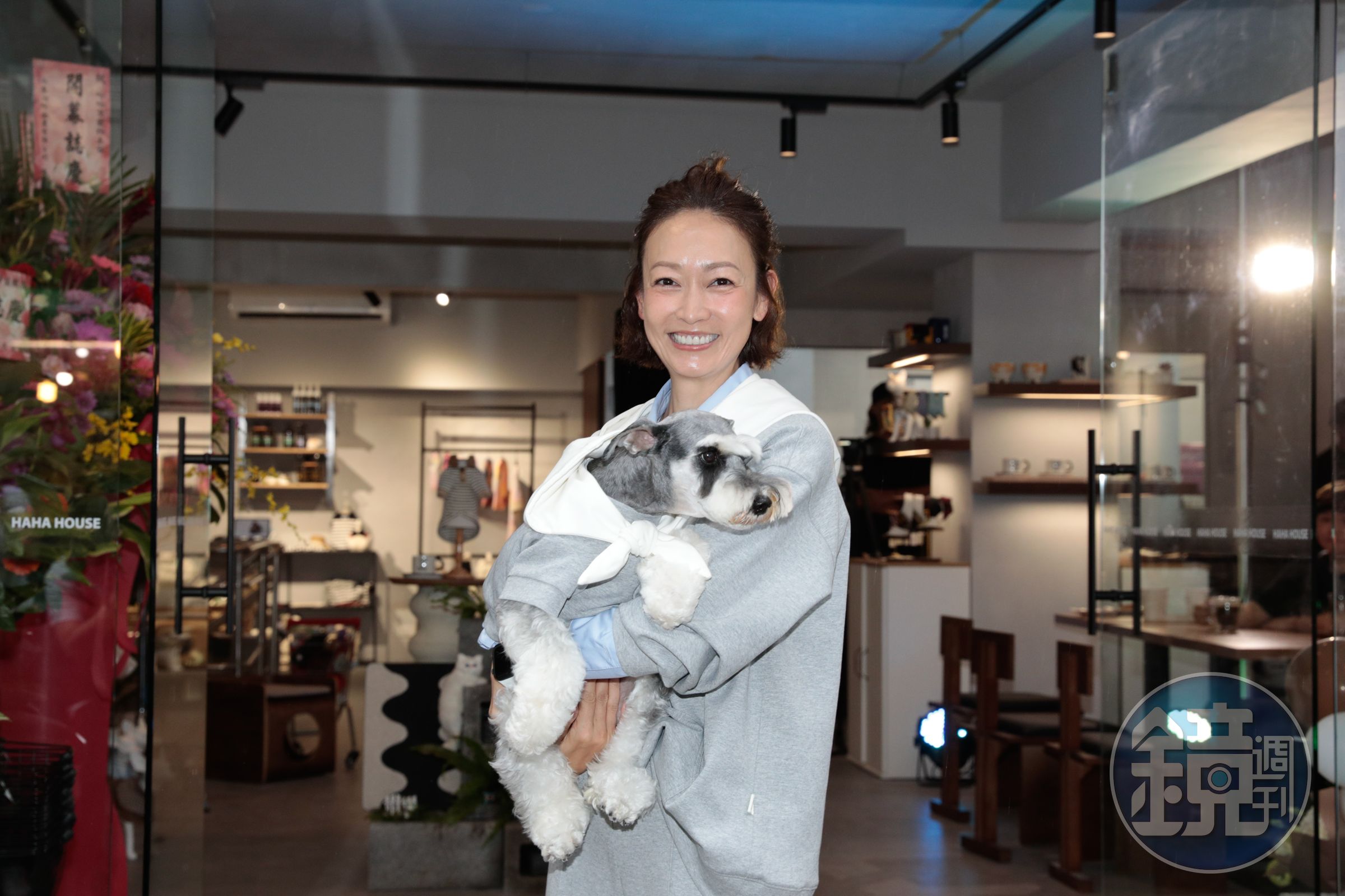 潘慧如帶愛犬雪寶出席HAHA HOUSE 開幕剪綵。