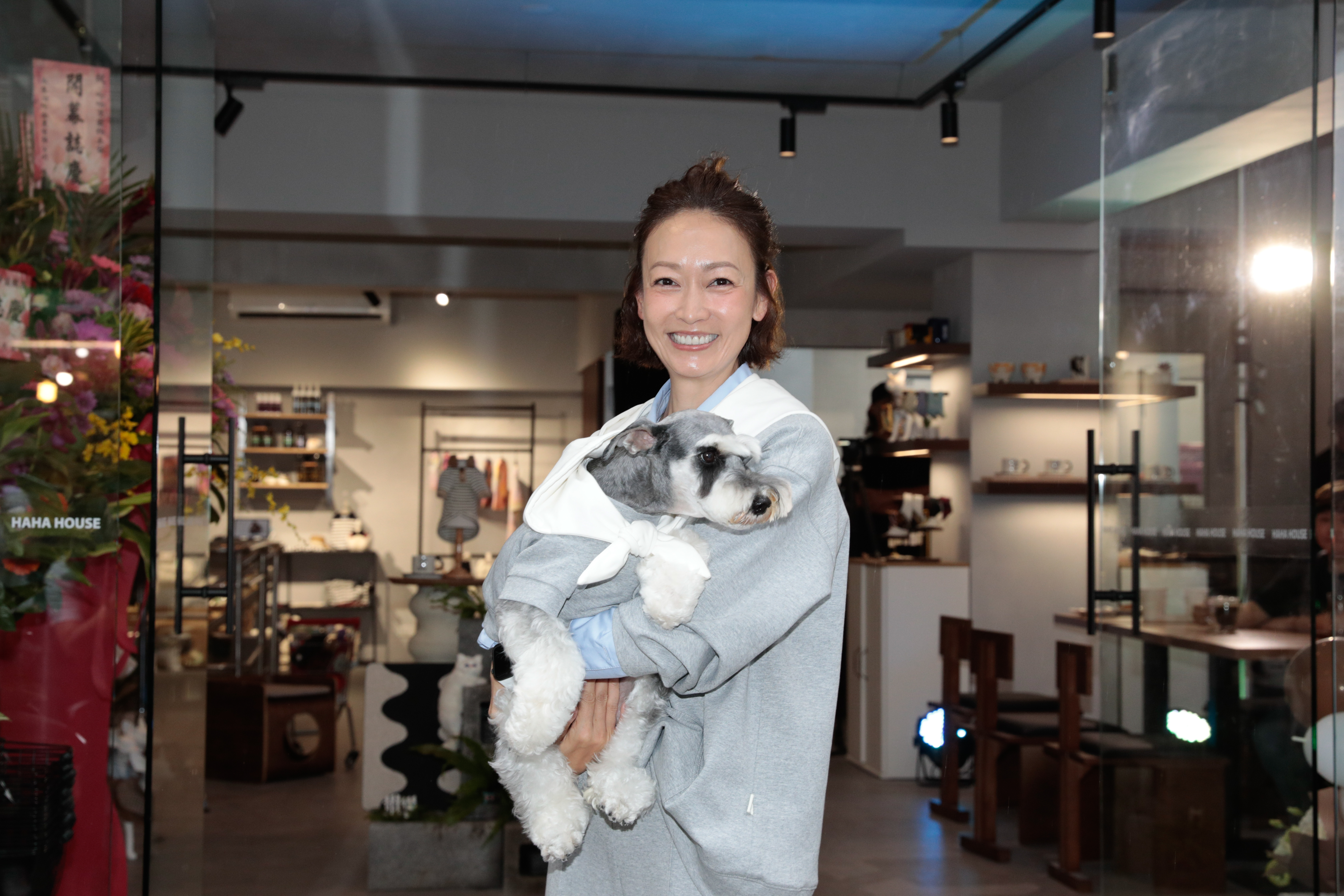 潘慧如帶愛犬雪寶出席HAHA HOUSE 開幕剪綵。