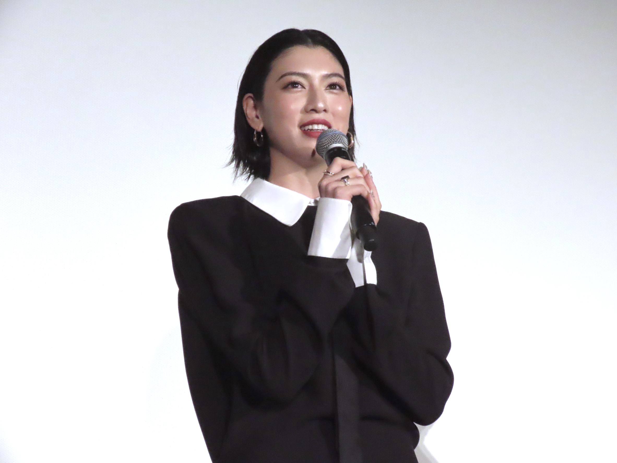 三吉彩花透露開鏡前的拳擊和動作訓練相當辛苦,非常感謝劇組人員一起攜手共度。