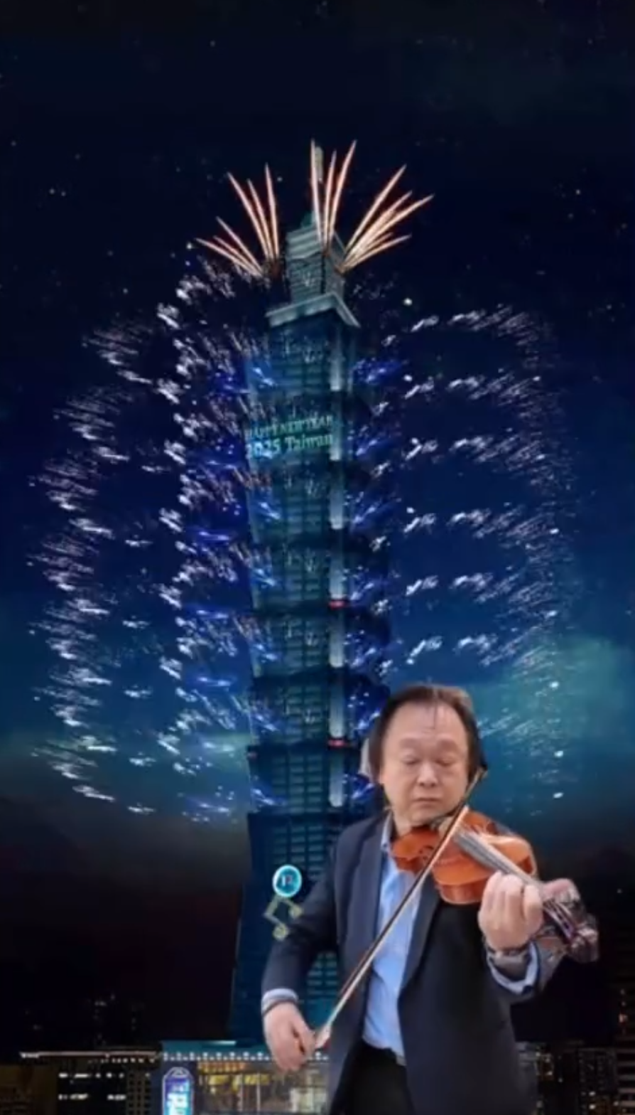 王世堅在101煙火模擬畫面前拉小提琴。（翻攝影片畫面）
