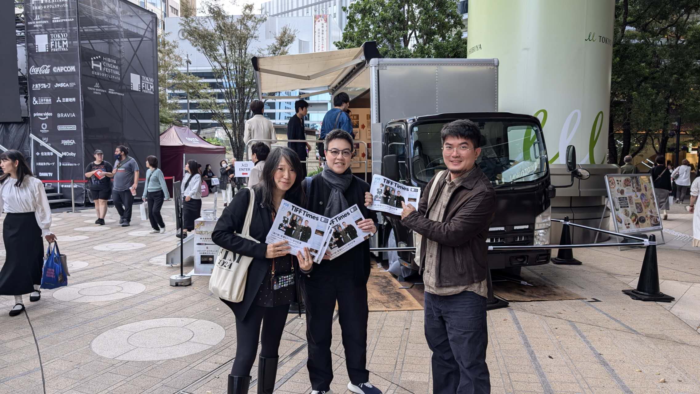 編導黃熙（中）、聯合製片方瑄（左）與東昊影業老闆張全琛（右）開心拿著東京影展介紹《女兒的女兒》的報導。（東昊影業提供）