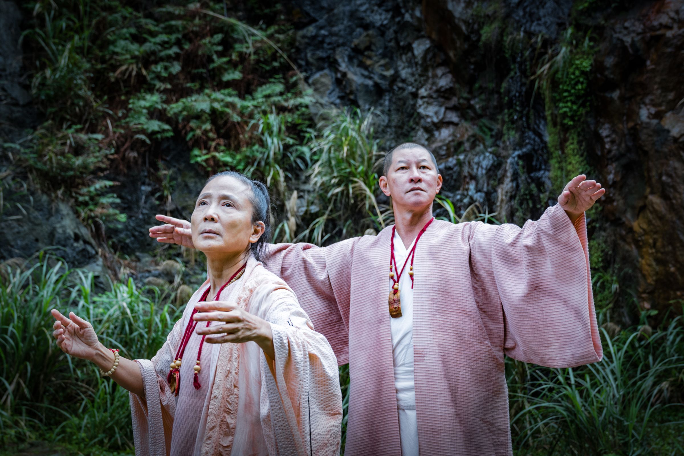 劉若瑀（左）和黃誌群（右）是夫妻、也是攜手創作的夥伴。（牽猴子提供）