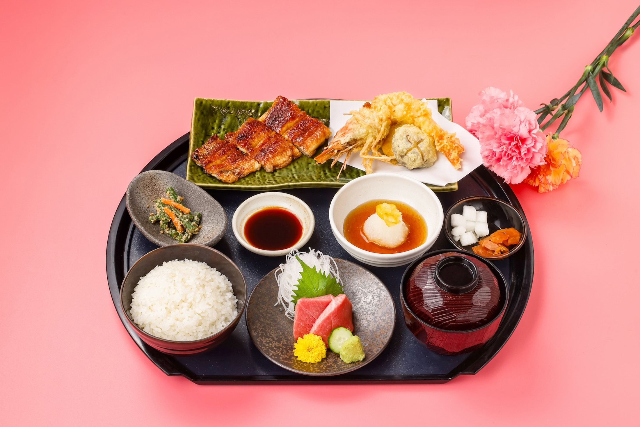 「柚見・海味盛合御膳」包含三切份量的蒲燒或白燒鰻魚飯,以及黑虎蝦天婦羅、東港黑鮪魚大腹刺身,以及湯品、小缽料理、醃漬物。(990元/份)(うなぎ四代目菊かわ提供)