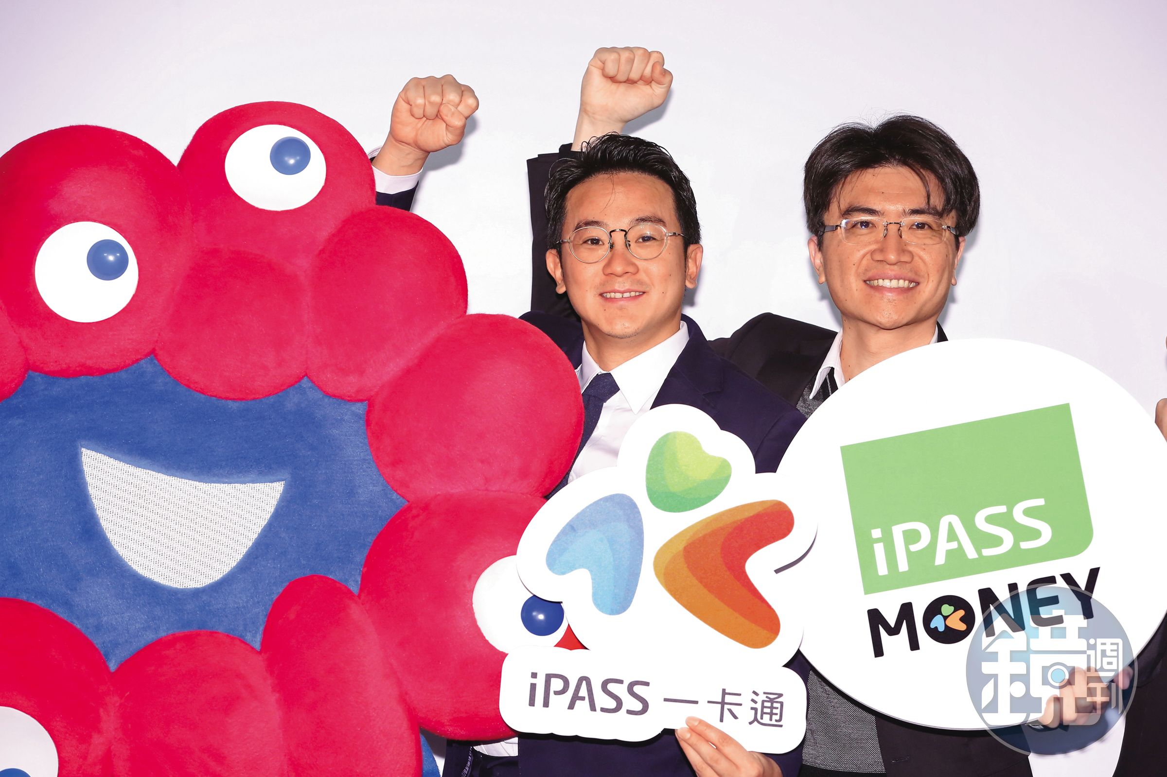 一卡通目前由高雄市政府經濟發展局長廖泰翔代理董事長(左)。