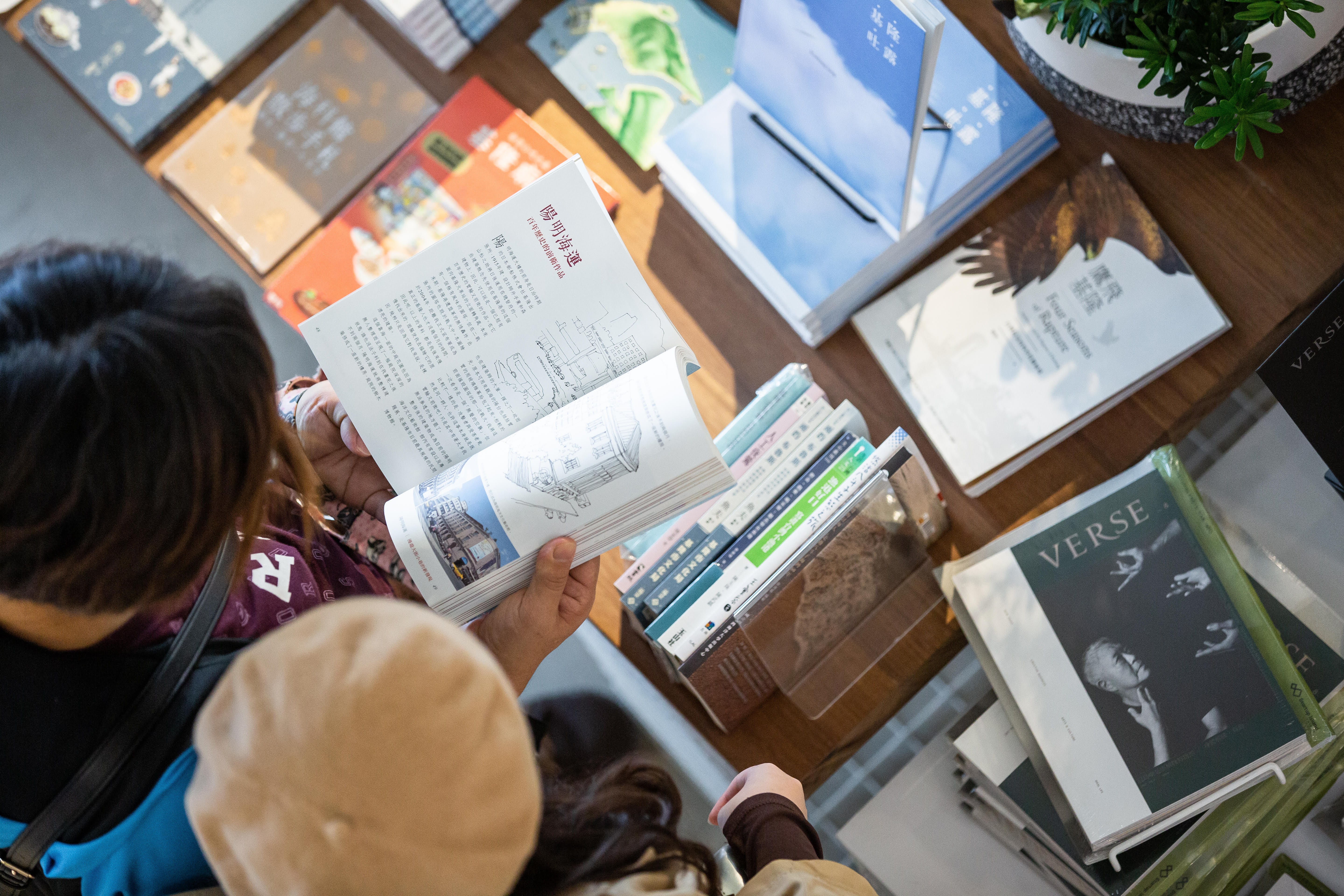 走進基隆書店，找一個舒適的角落坐下來，相信總有一本書，呼應著你的心境，在港都未眠之時，對基隆有了更多的看見。