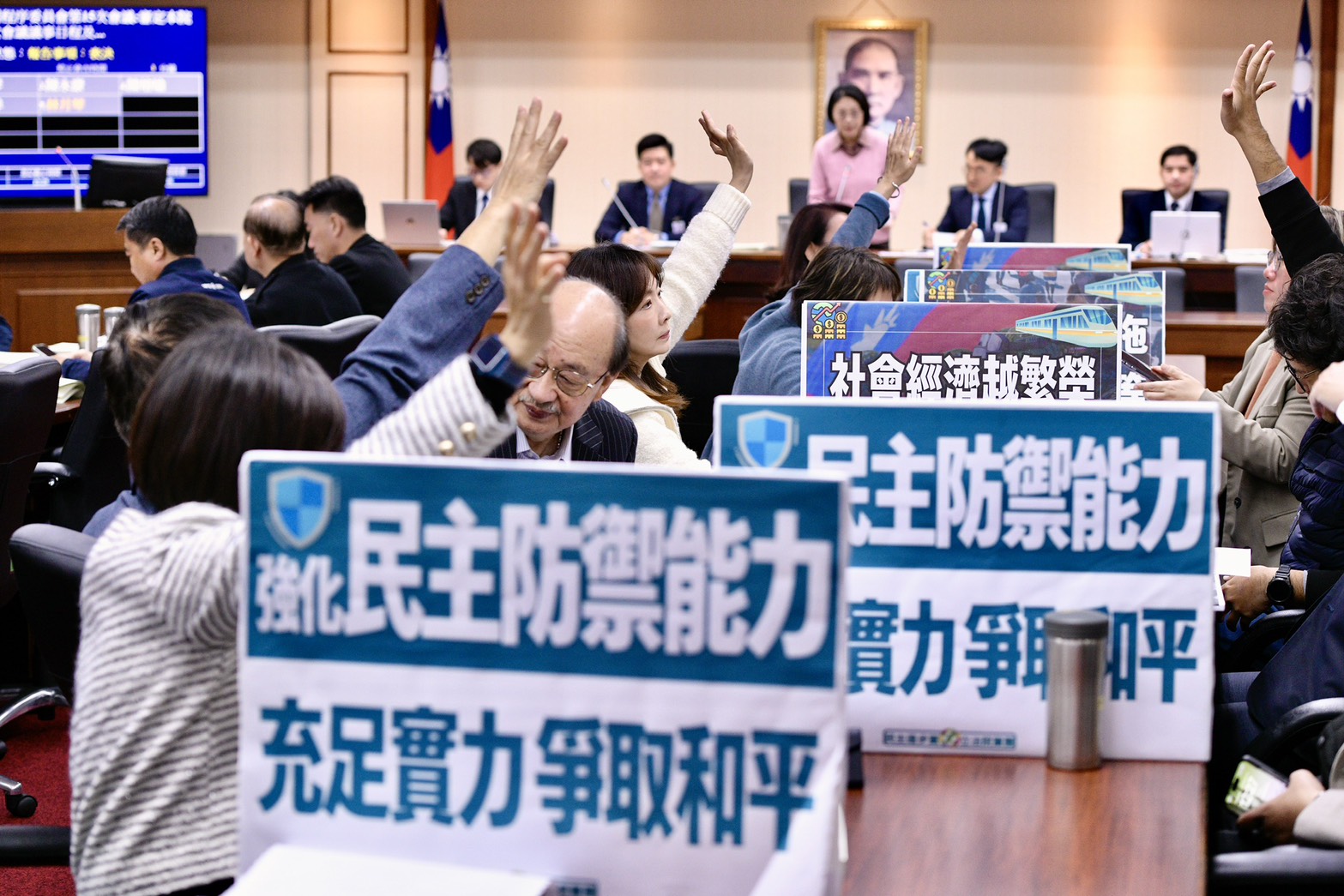 柯建銘今親自來到程序委員會督軍,但最終國防特別預算仍未能付委審查。(鏡報李智為)