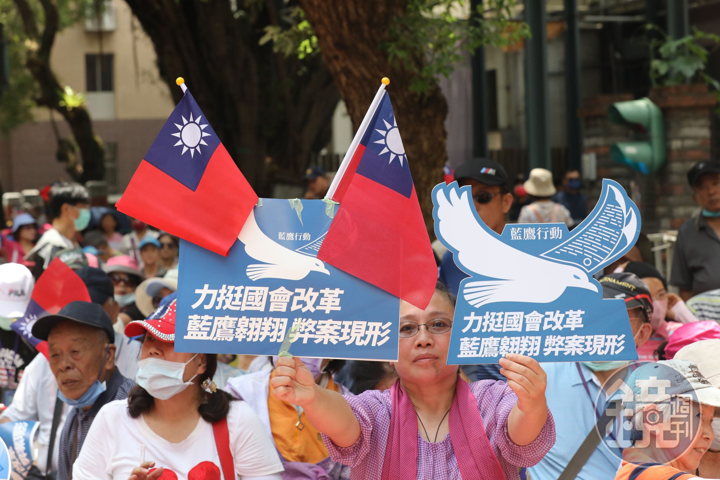 國民黨為反對行政院覆議案,用遊覽車動員「藍鷹」人力集結。