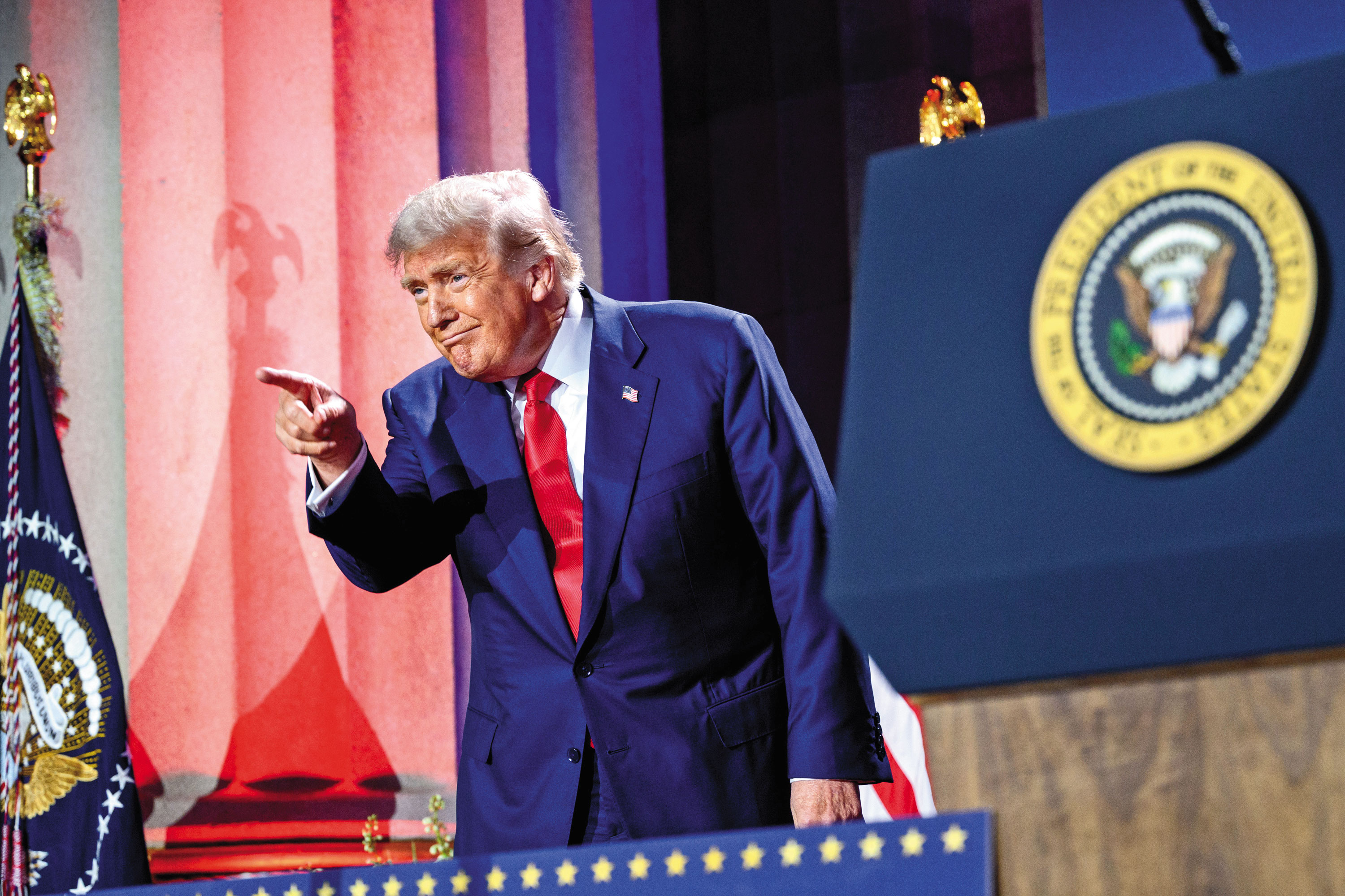 川普被外界稱為「關稅帝君」，要拜一拜才會顯靈。（翻攝白宮Flickr）