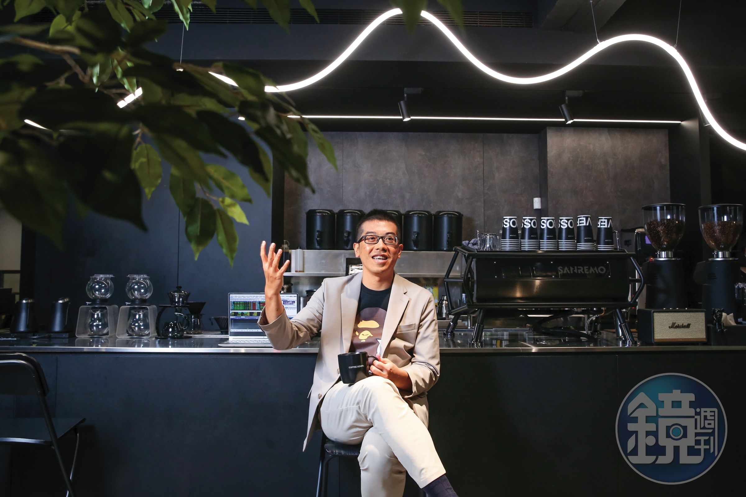 高東億在自己開設的咖啡廳接受採訪,大方分享投資心法。
