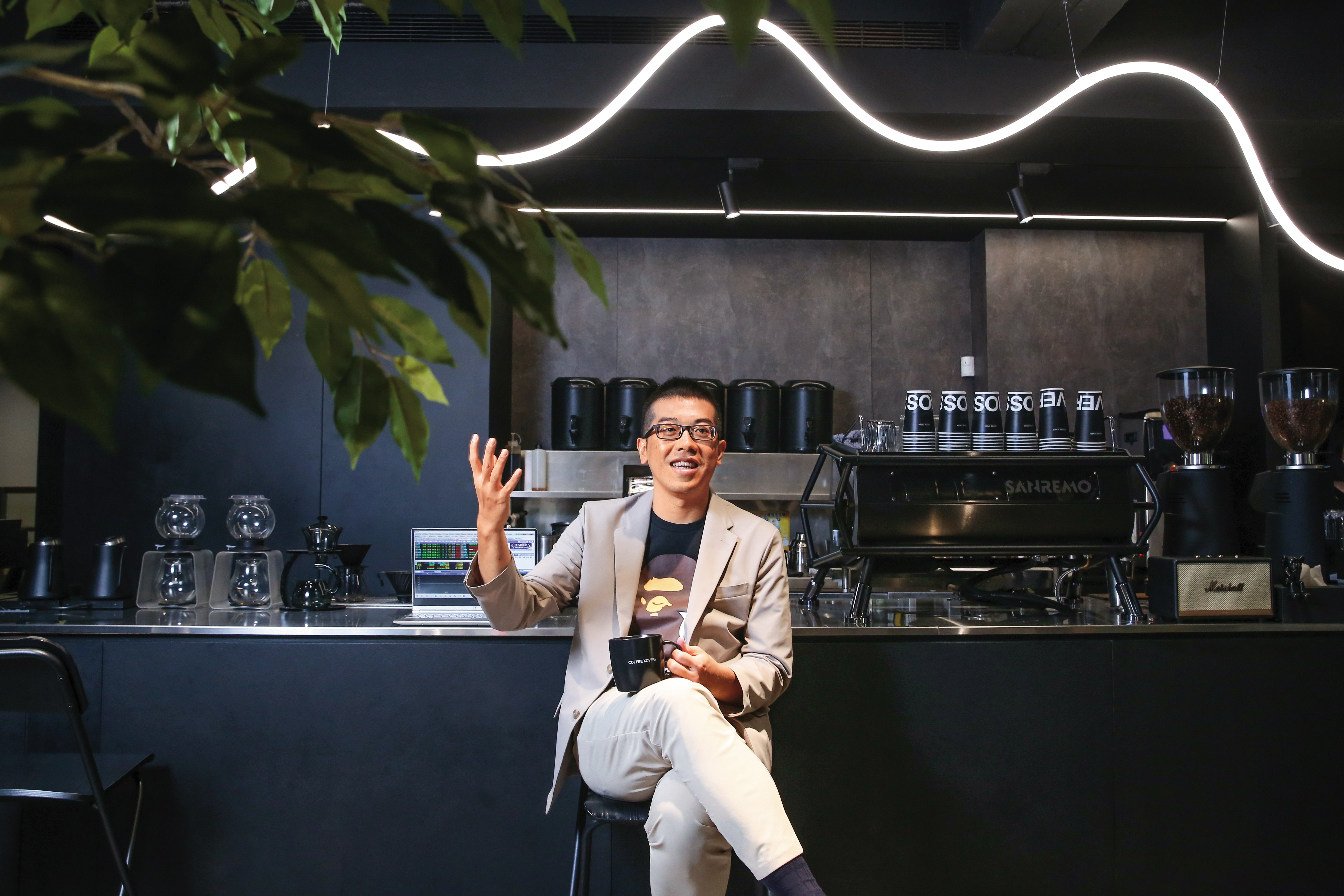 高東億在自己開設的咖啡廳接受採訪，大方分享投資心法。