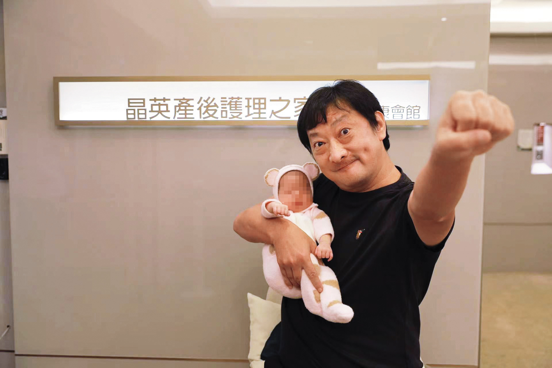 九孔兩年前升格當爸，在月子中心接受本刊獨家訪問。（九孔提供）