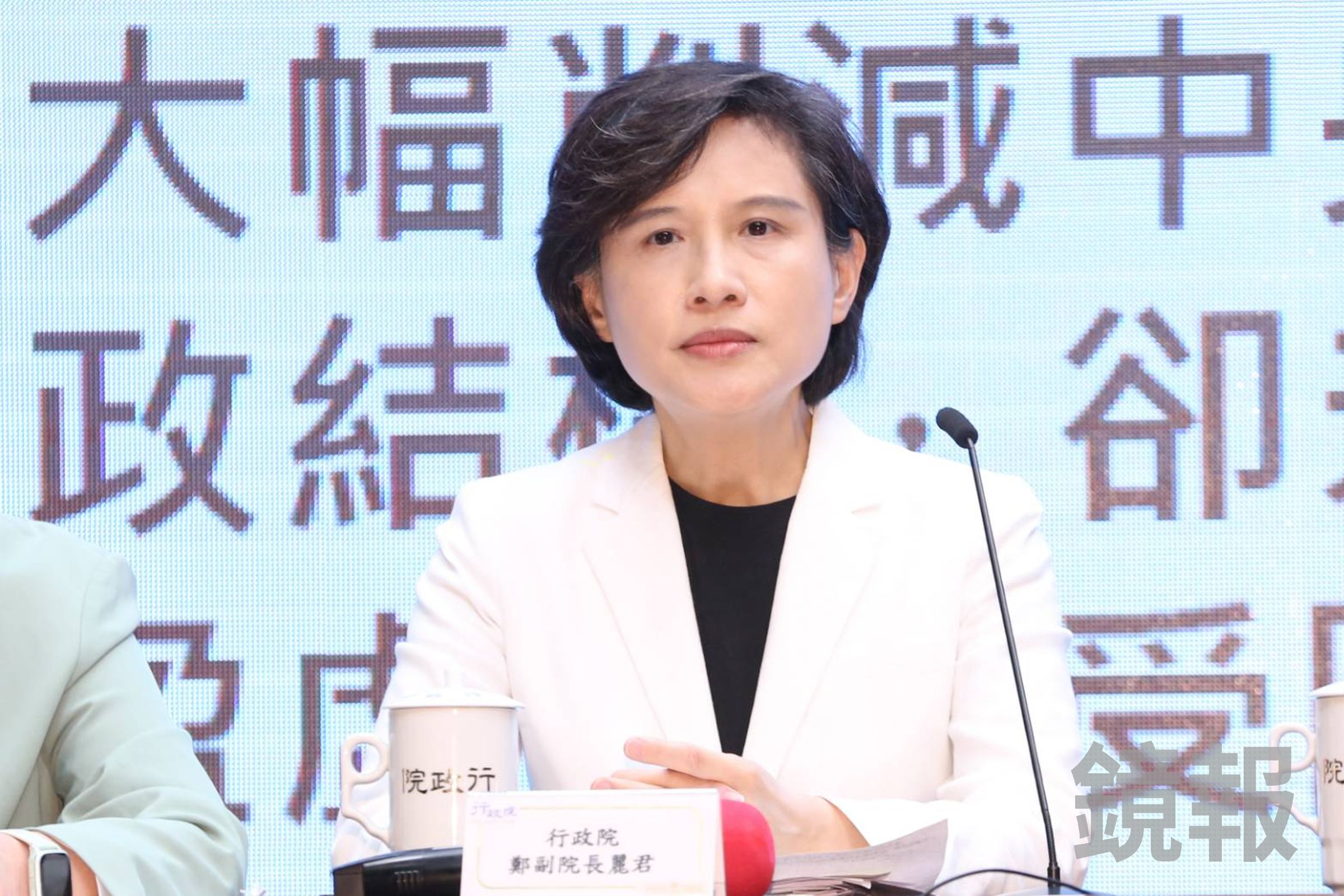 行政院副院長鄭麗君與行政院經貿談判辦公室總談判代表楊珍妮所率領的我方談判團隊,於昨晚赴美進行第六輪實體磋商。(鏡報李鍾泉)