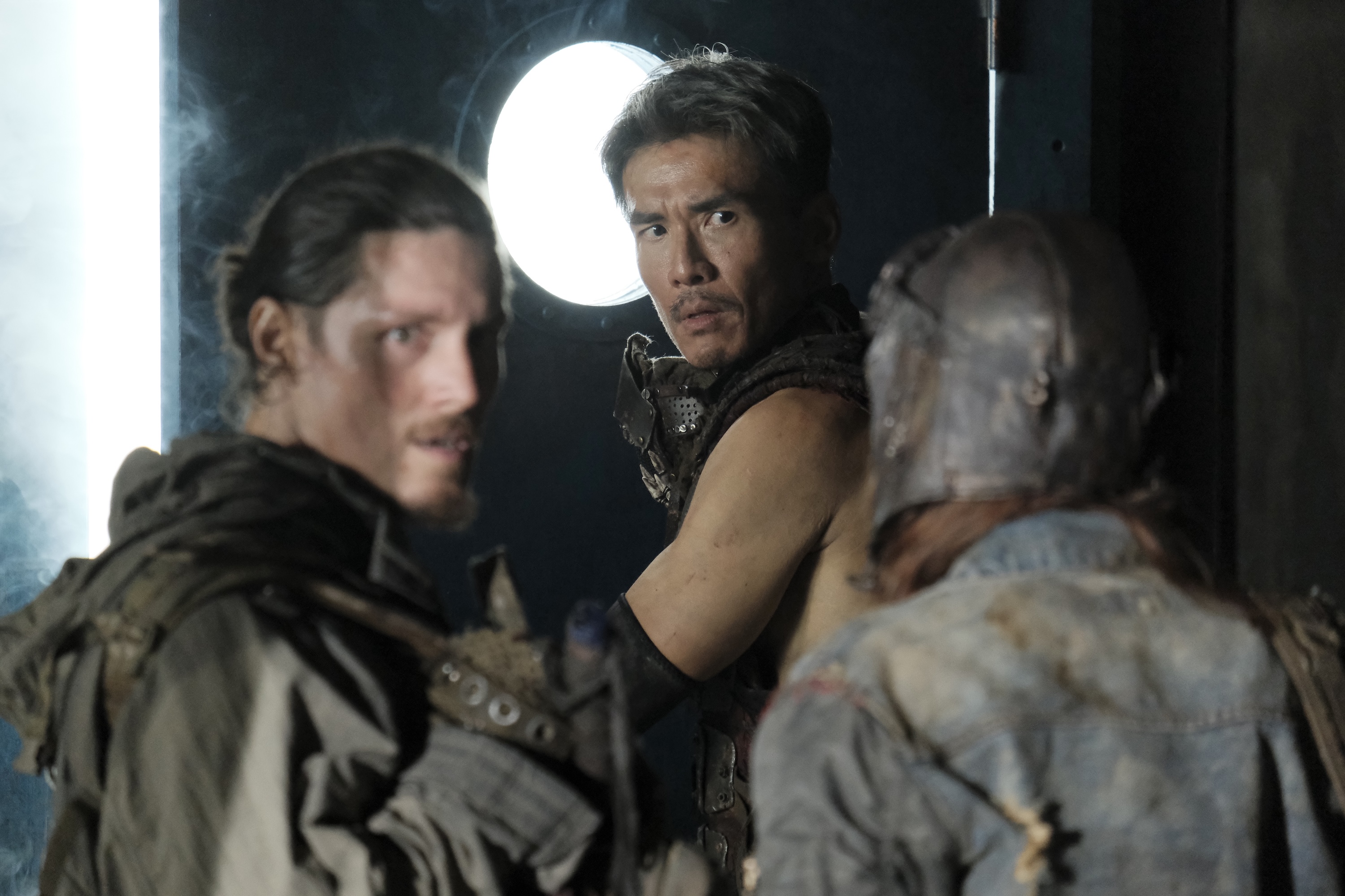 楊一展帶領隊友在幽暗迷宮中一邊尋寶、一邊躲避怪物，充滿對未知危險的警覺與不安。（殺戮天使電影提供）