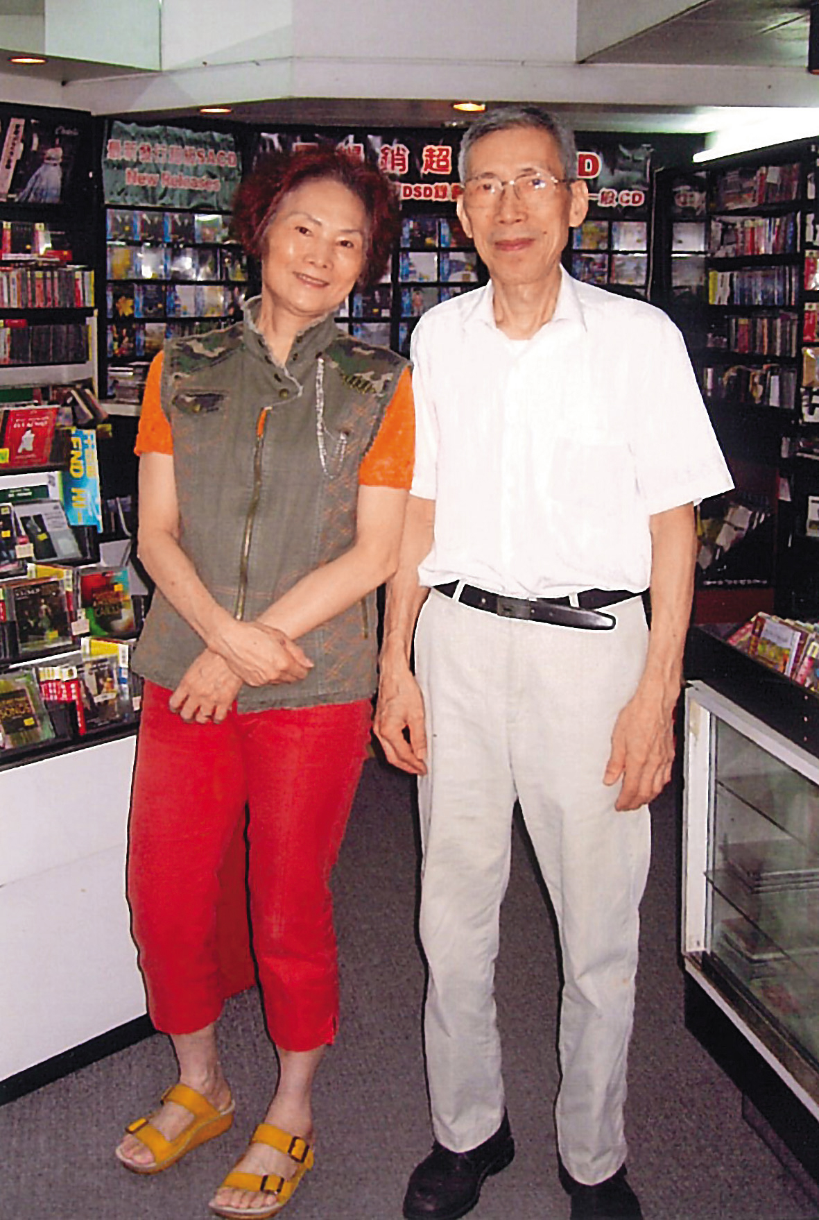 已故上揚唱片創辦人夫婦林敏三（右）負責維修和組裝音響、張碧（左）掌管發行和版權，形成「女主外、男主內」。（上揚唱片提供）