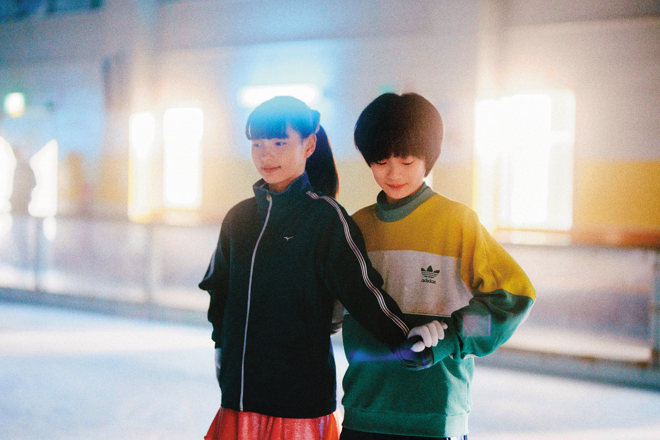 木訥少年被優雅的花式滑冰女孩吸引，教練教男孩滑冰，還安排女孩和少年搭檔參加比賽。（光年映畫提供）