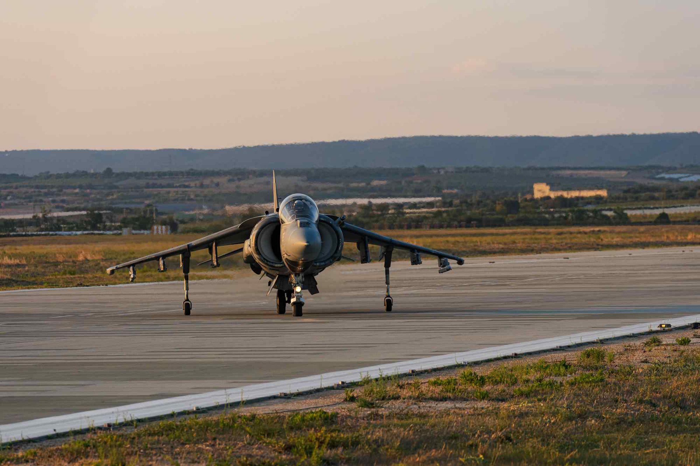 義大利海軍的 AV-8B 獵鷹式攻擊機擁有垂直起降能力，能在輕型航空母艦起降。