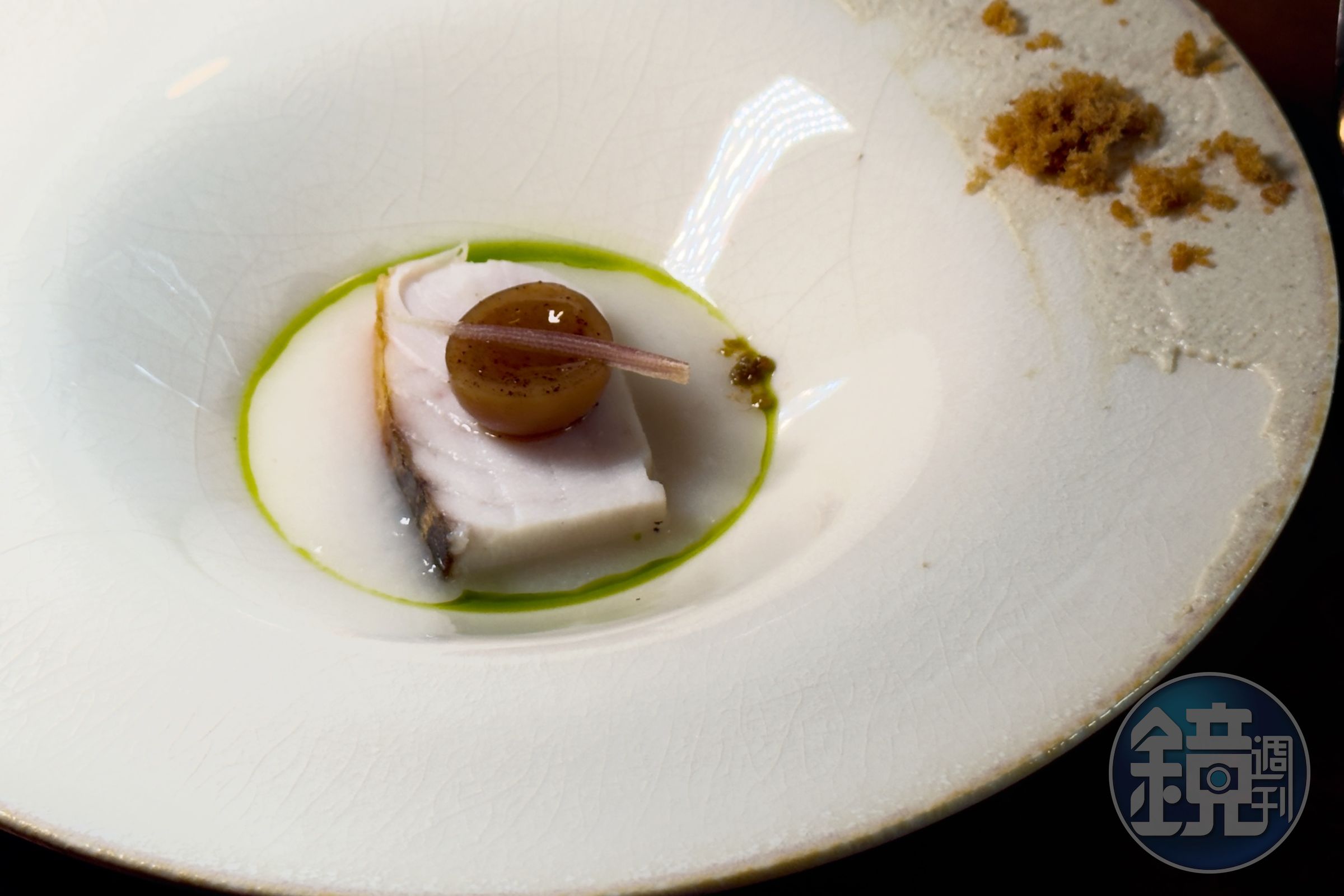 「台中194．海魚．清粥小菜」搭配皮蛋豆腐、肉鬆與煎魚，這個組合是Chef Craig版本的清粥小菜，他選擇帶有芋香風格的台中194號米連結起芋頭鹹粥風味，再加入醬瓜、醃漬蛋黃、豆腐乳等；主廚也希望透過這道菜，向客人發出詢問，你們的清粥小菜，都會搭配哪些小菜？