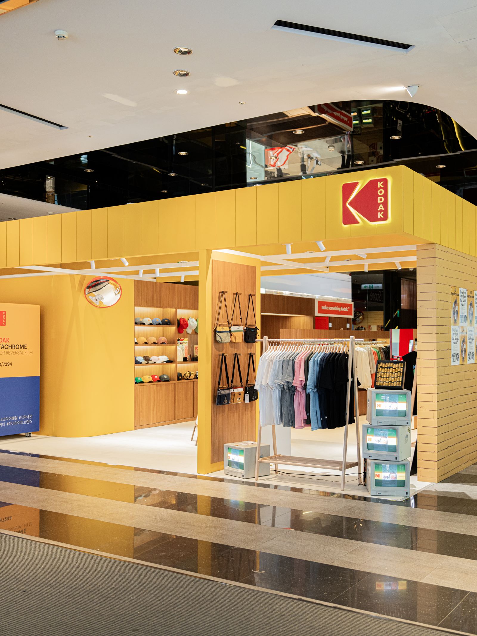 KODAK APPAREL快閃店延續柯達經典紅黃配色，融合品牌攝影DNA與戶外風格語彙。（KODAK APPAREL提供）
