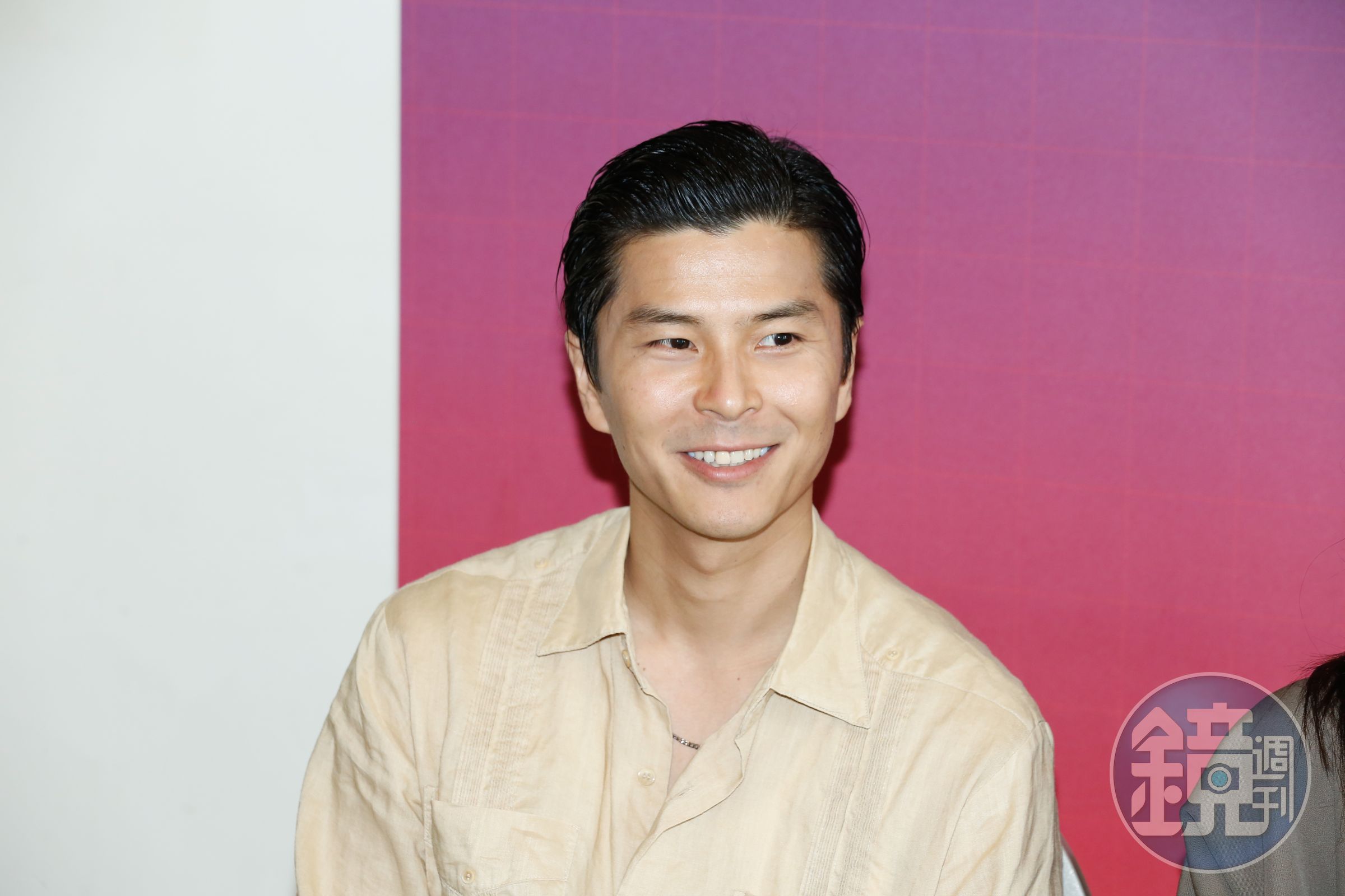 台日混血演員的朝井大智,以戲外個人成長經驗,在片中成為導演森達也的分身,關注整起事件。