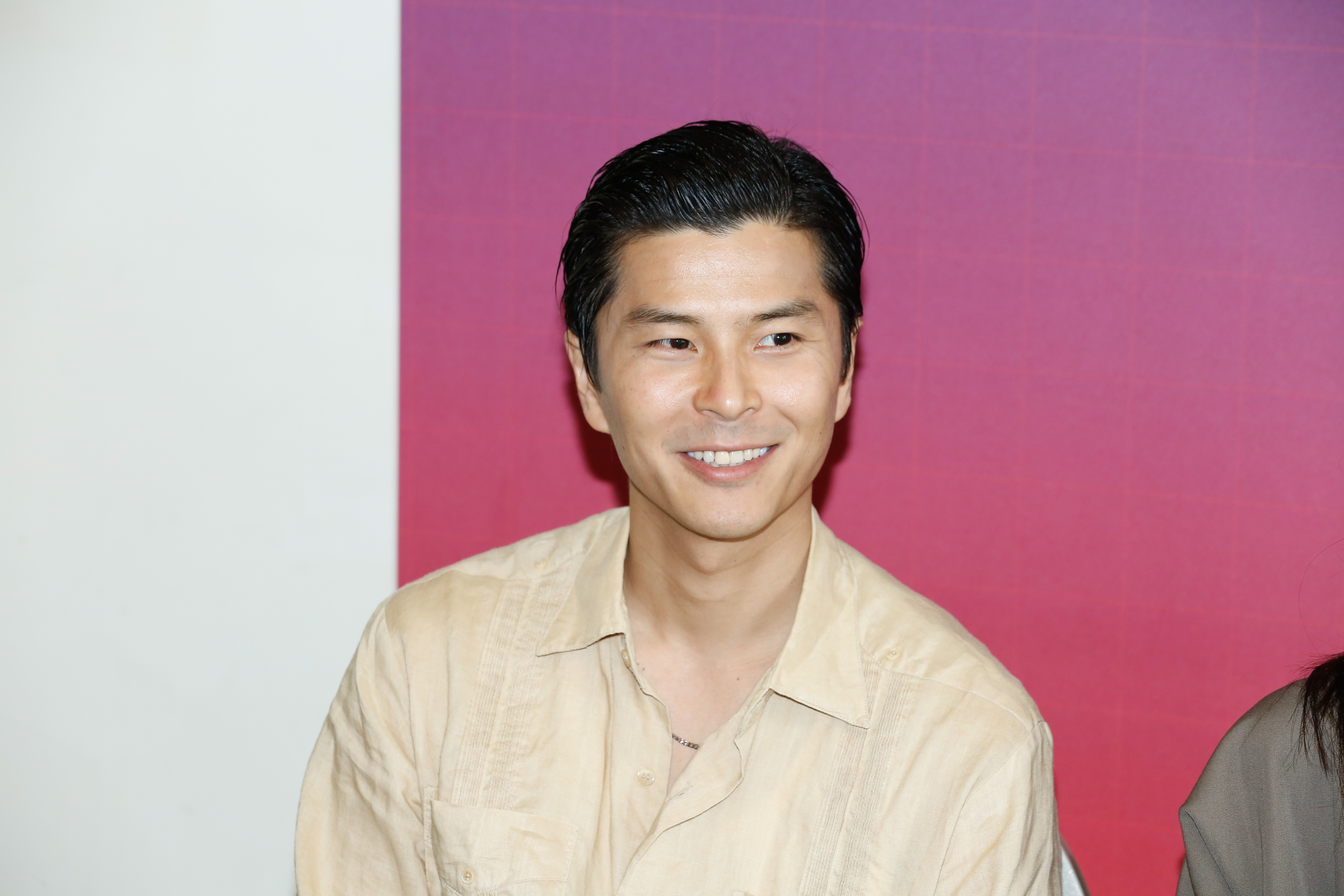 台日混血演員的朝井大智，以戲外個人成長經驗，在片中成為導演森達也的分身，關注整起事件。