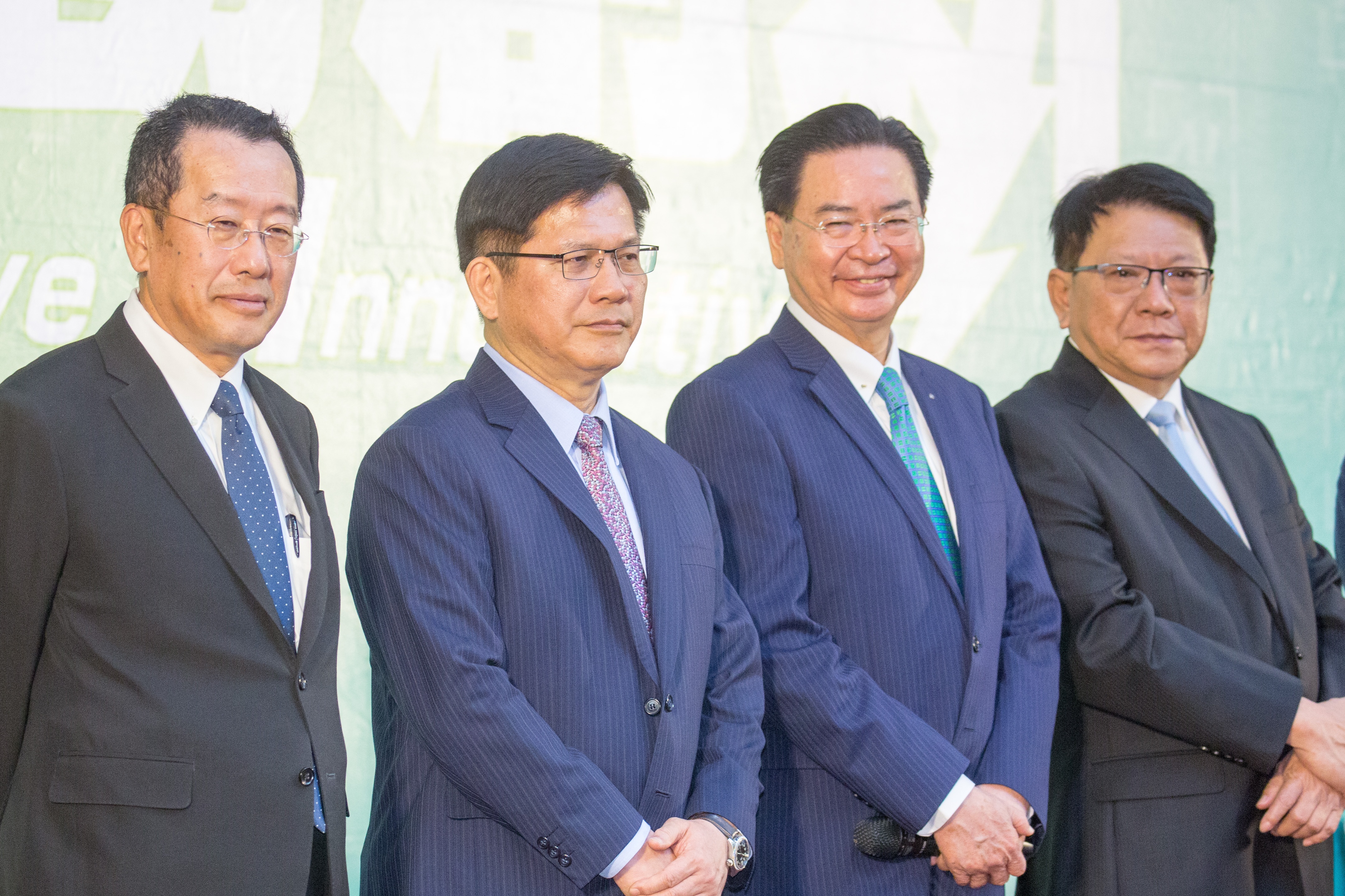 林佳龍（左2）受訪強調外交部與國安會都是政府團隊，表示與吳釗燮（右2）合作「應該相當愉快啦！」（本刊資料照）