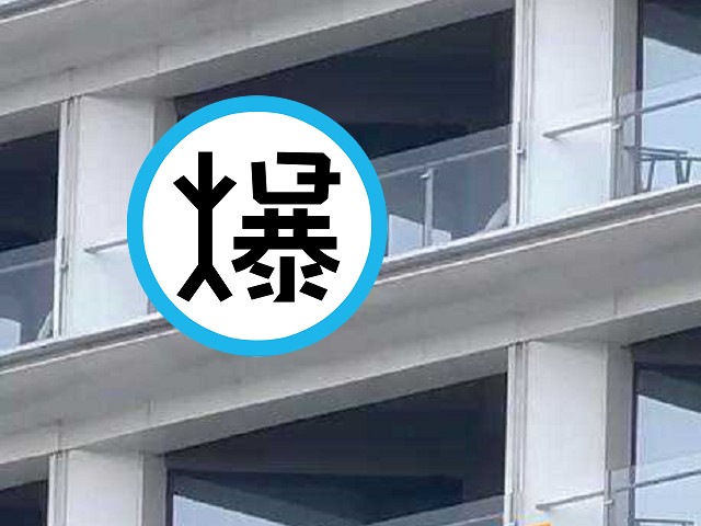 求刺激？情侶站飯店陽台活春宮，姿勢變幻萬千展演。（翻自《黑料網》）