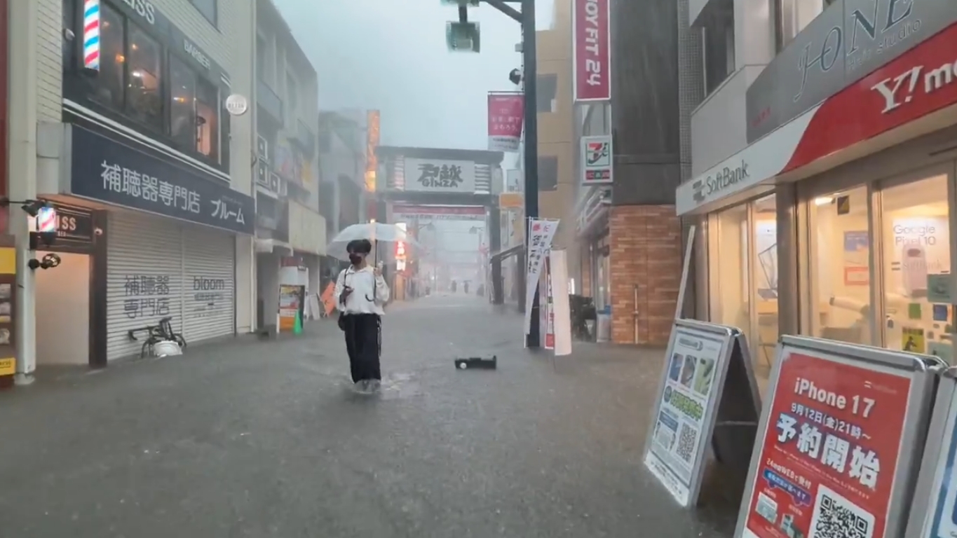 東京品川的戶越銀座商店街水淹成河，水深達成年男性的小腿肚。（翻攝自X @01150227）