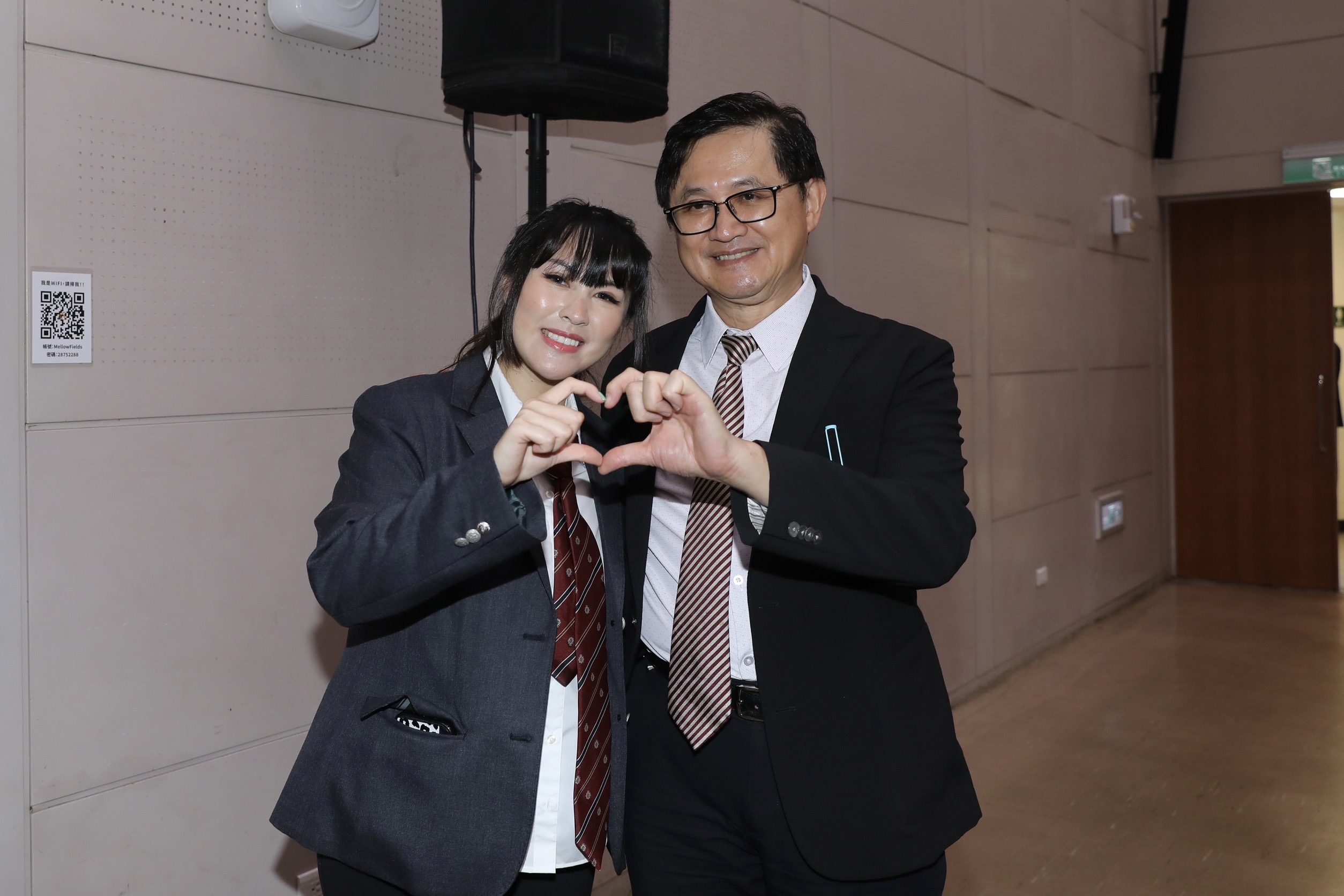 童愛琳脫下口罩與父親童子賢一起比愛心合影。