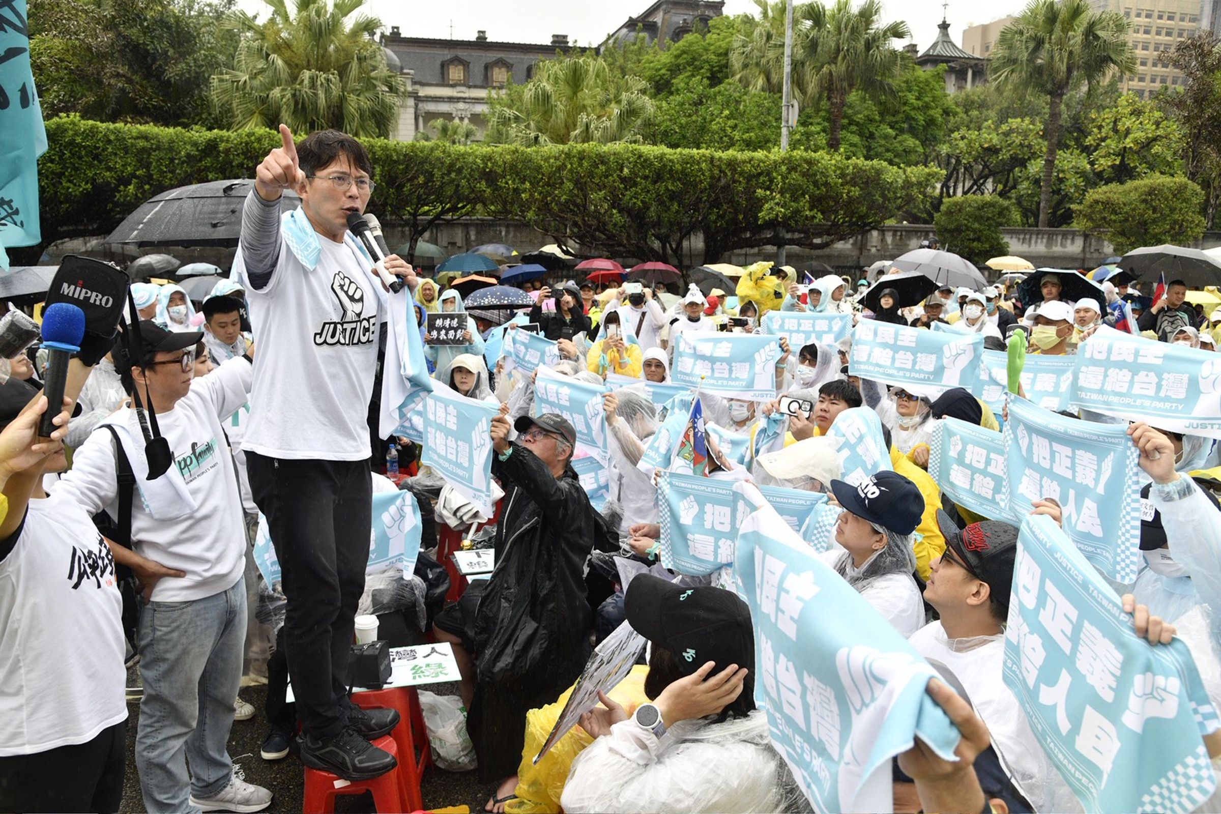 黃國昌親自現身「反綠共，戰獨裁」集會，卻不見同黨不分區立委黃珊珊。（鏡報新聞網提供）