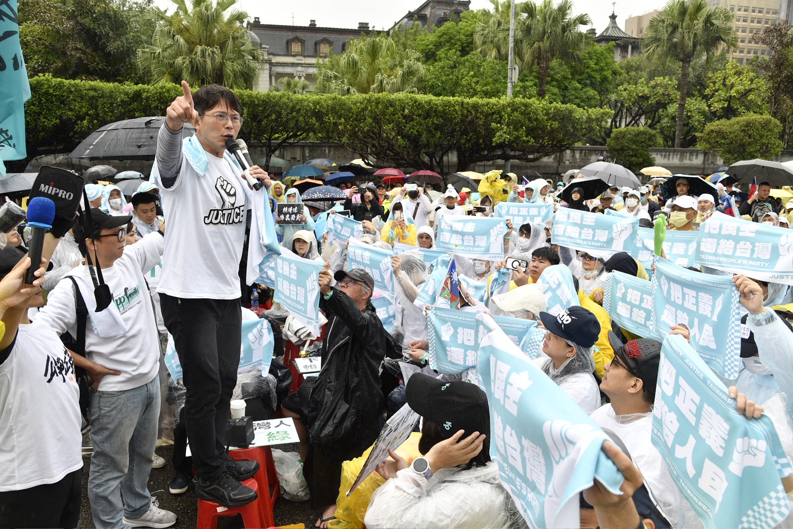黃國昌親自現身「反綠共，戰獨裁」集會，卻不見同黨不分區立委黃珊珊。（鏡報新聞網提供）