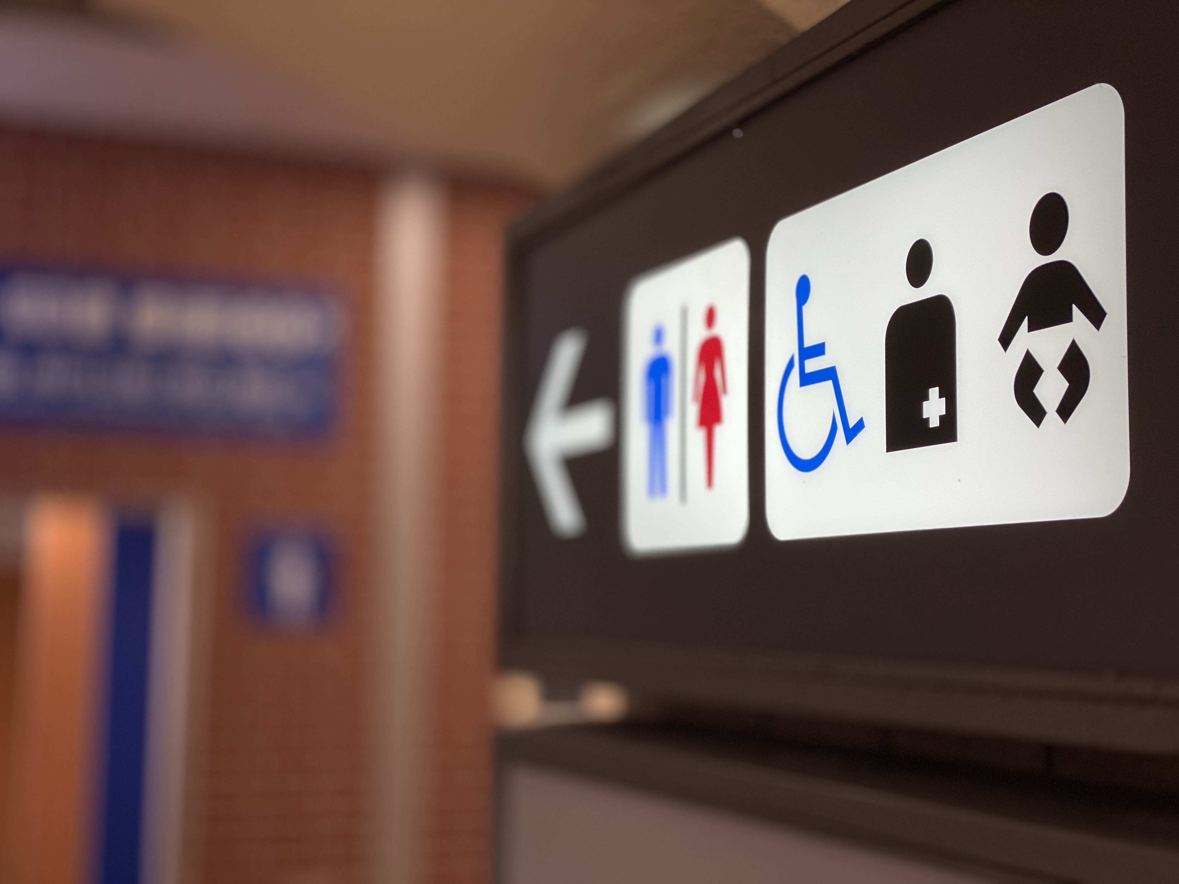 新北市板橋火車站一間無障礙廁所，今（24日）圍起封鎖線，示意圖。（翻攝自photoAC）