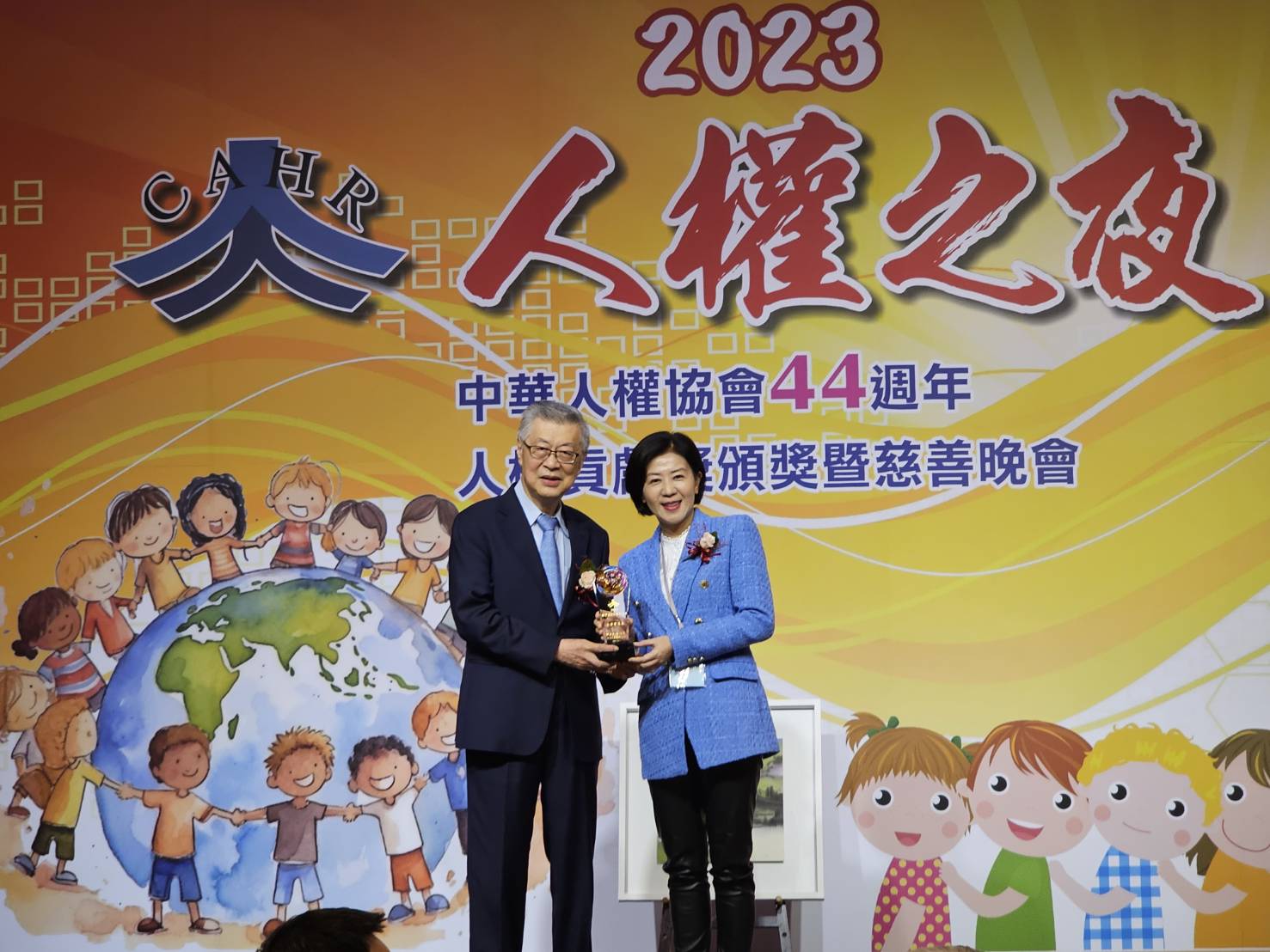 台中市政府獲頒「社會服務人權貢獻獎」，由副市長王育敏代表受獎。