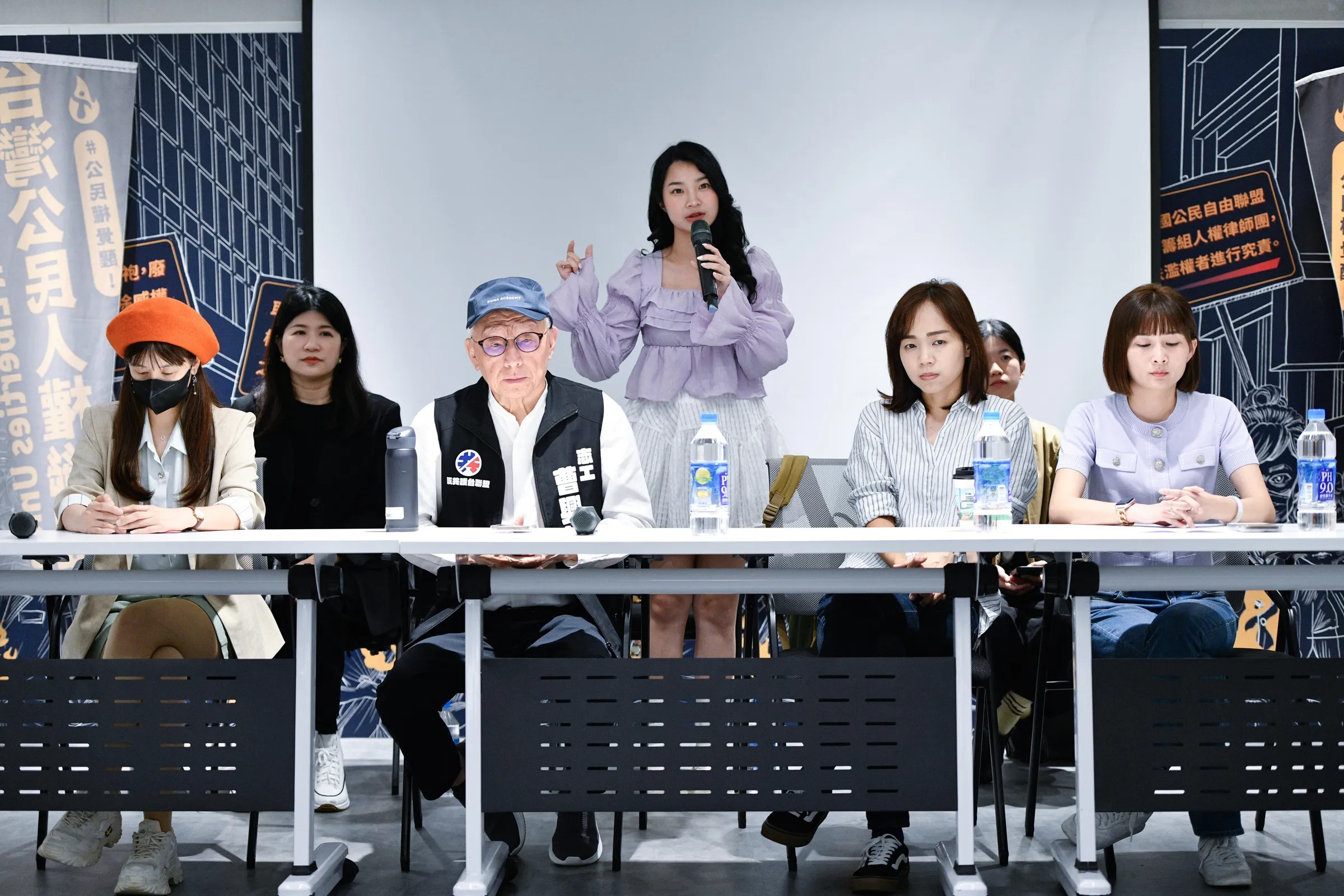 大罷免不能是為了讓「國民黨輸」，更不是要讓「民進黨贏」，它是為了要逆轉台灣的政治時鐘，改變這個可能讓台灣萬劫不復的國會結構。圖為曹興誠與各區的罷免志工。（鏡報提供）